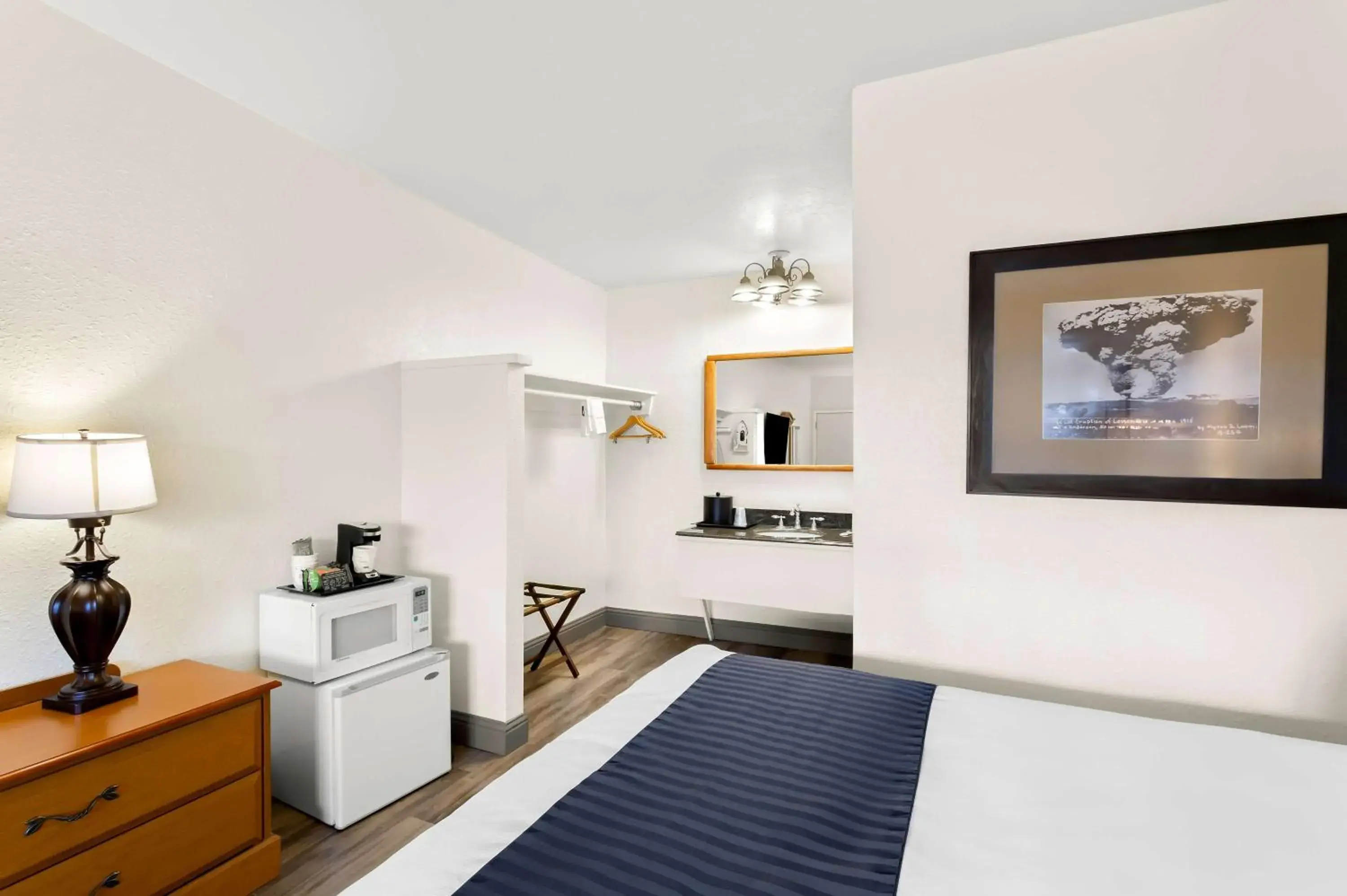 Bedroom, Bed in SureStay Plus Hotel by Best Western Susanville Bedroom, Bed in SureStay Plus Hotel by Best Western Susanville