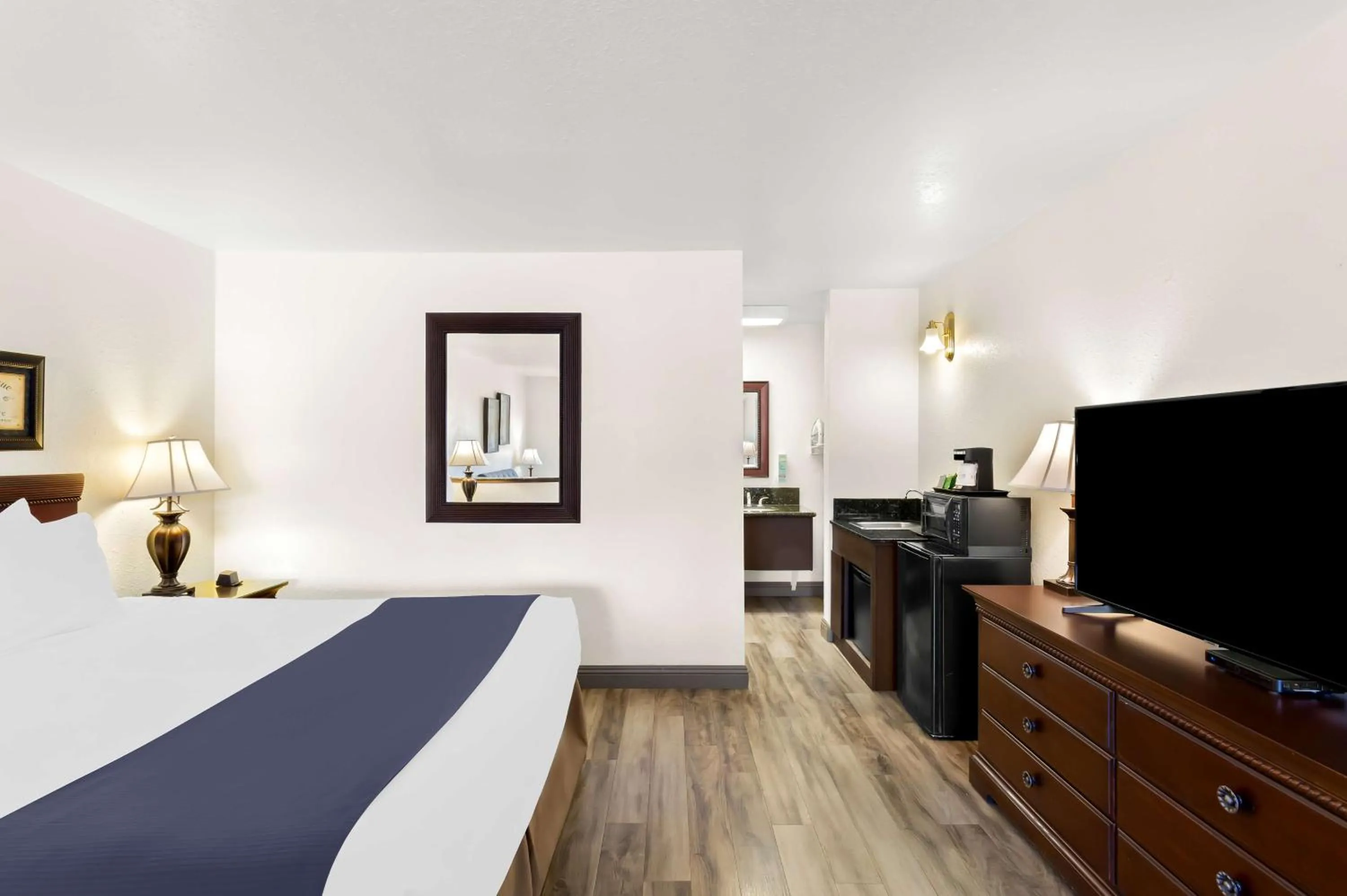 Bedroom, Bed in SureStay Plus Hotel by Best Western Susanville
