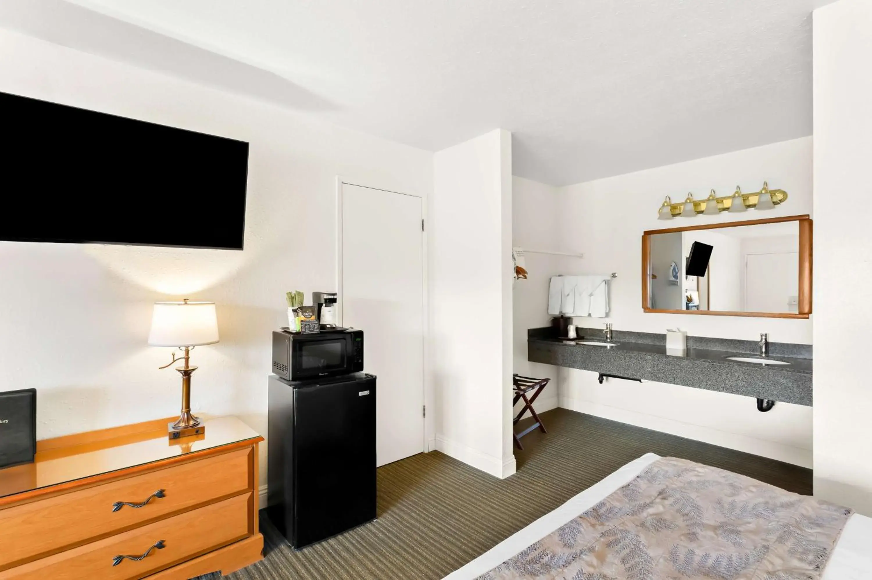 Bedroom, Bed in SureStay Plus Hotel by Best Western Susanville Bedroom, Bed in SureStay Plus Hotel by Best Western Susanville