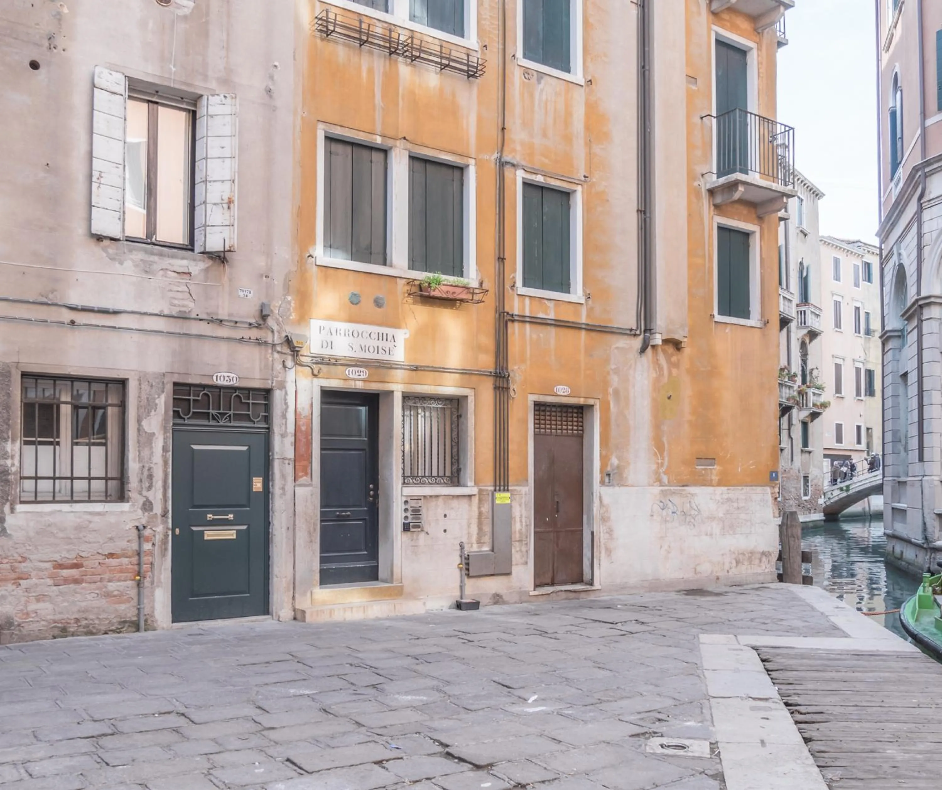 Facade/entrance in San Marco Square with Canal View by Wonderful Italy