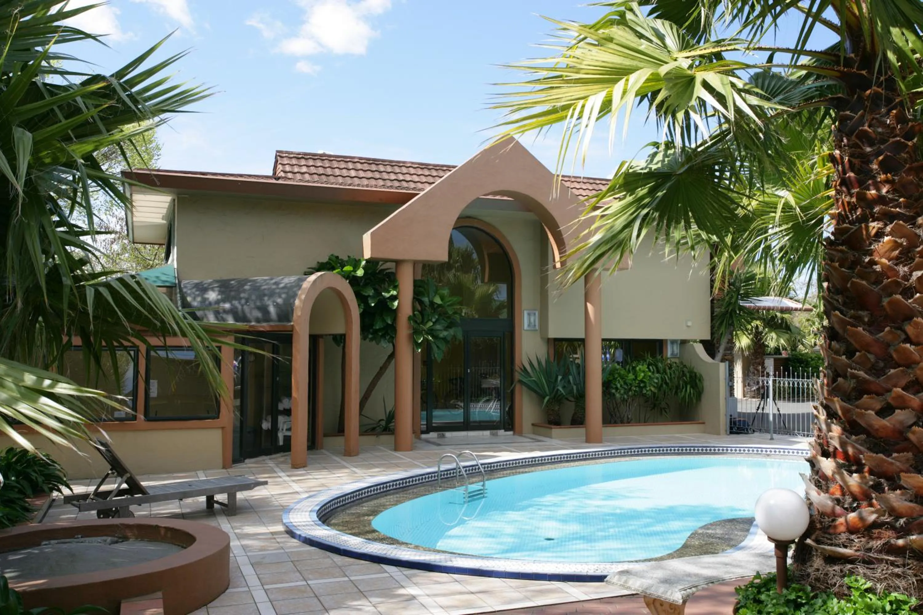 Swimming pool in Distinction Coachman Hotel, Palmerston North