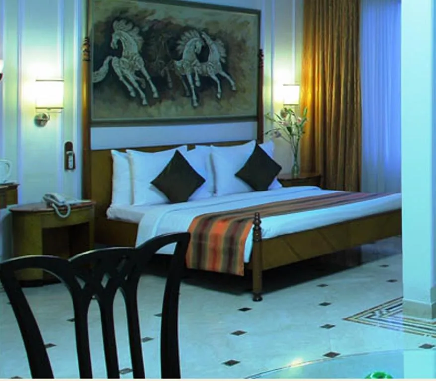 Photo of the whole room, Bed in Regency Hotel