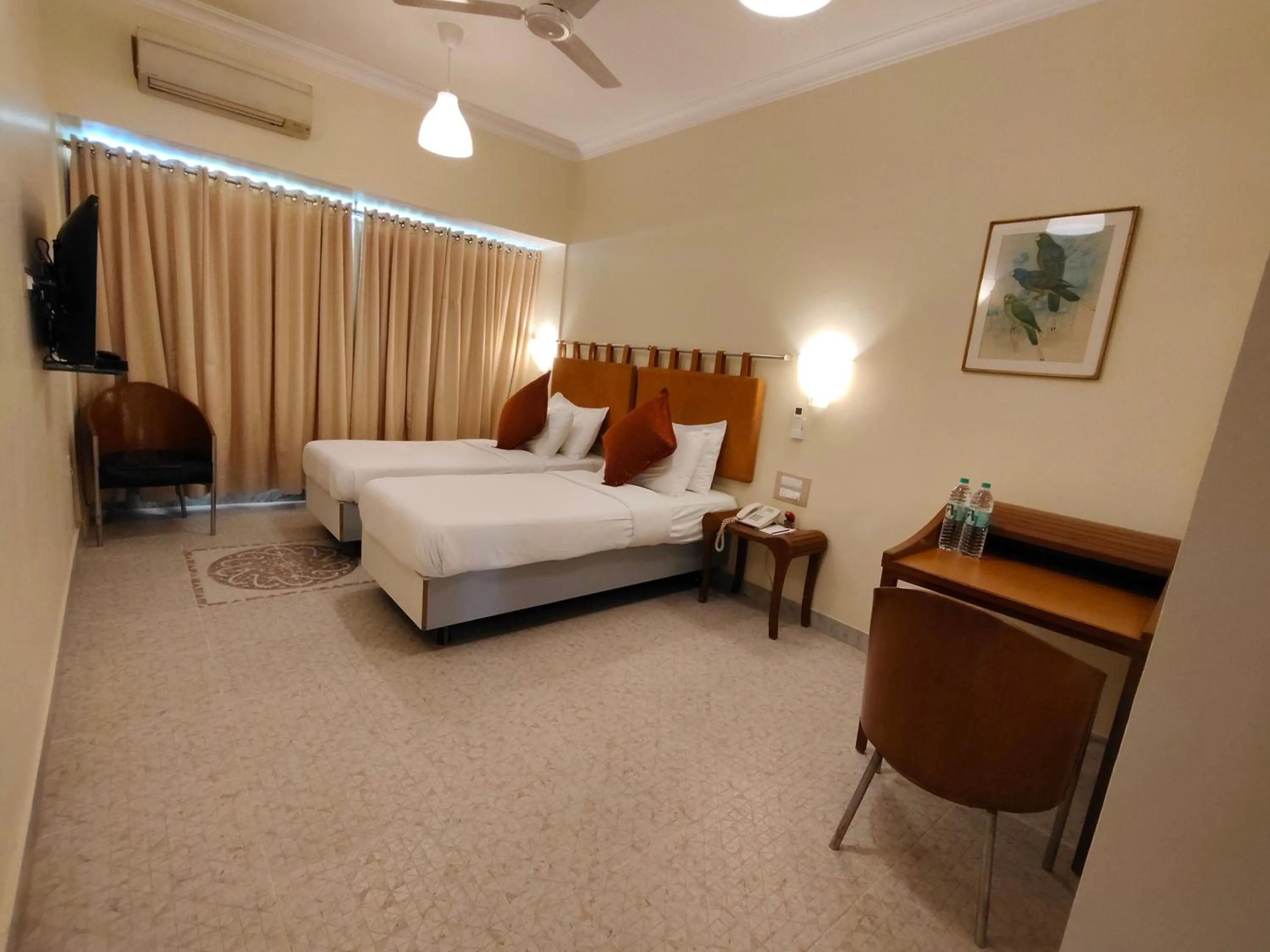 Bedroom, Bed in Regency Hotel