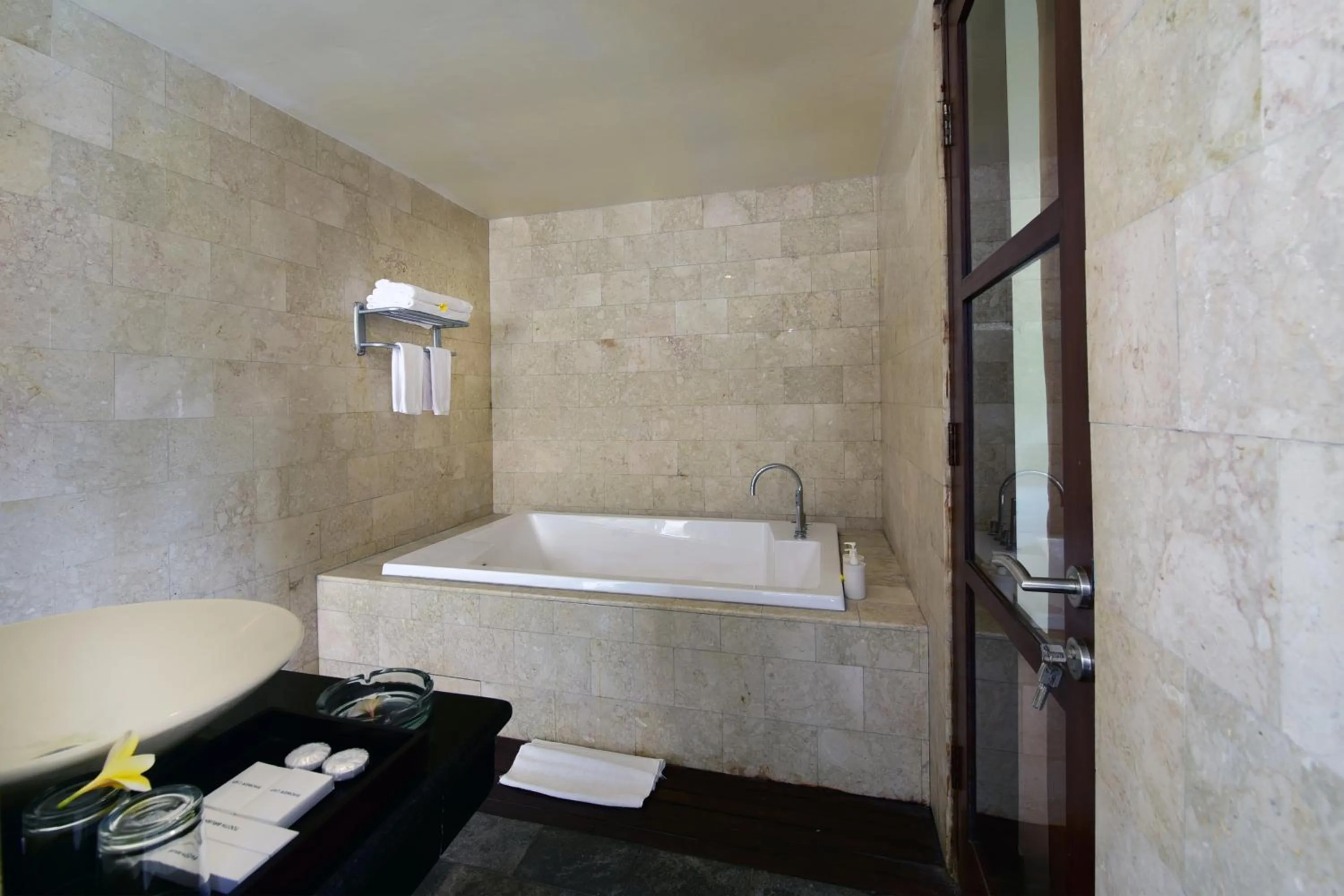 Shower in The Khayangan Dreams Villa Umalas