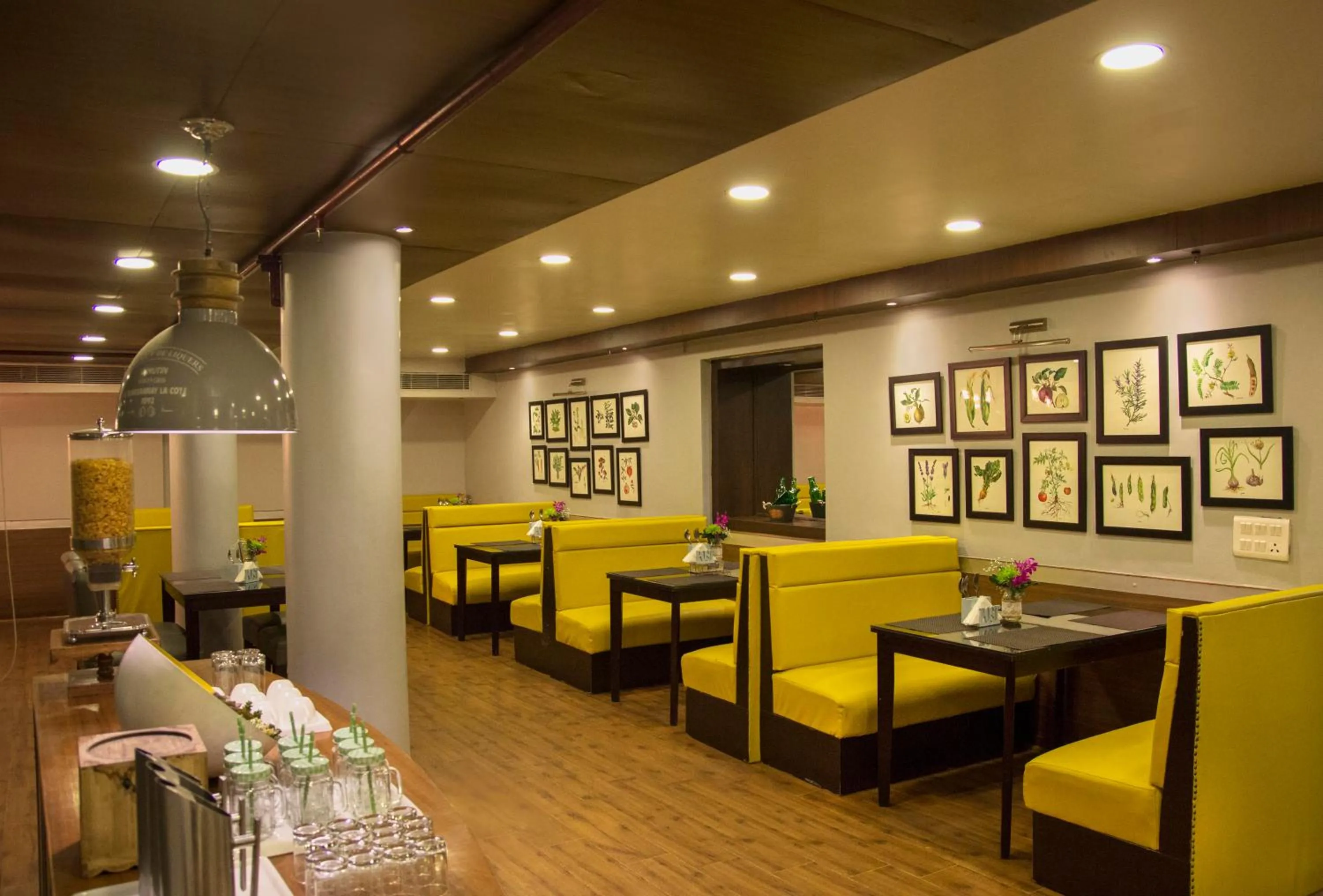 Restaurant/places to eat in Rockland Hotel, C.R Park