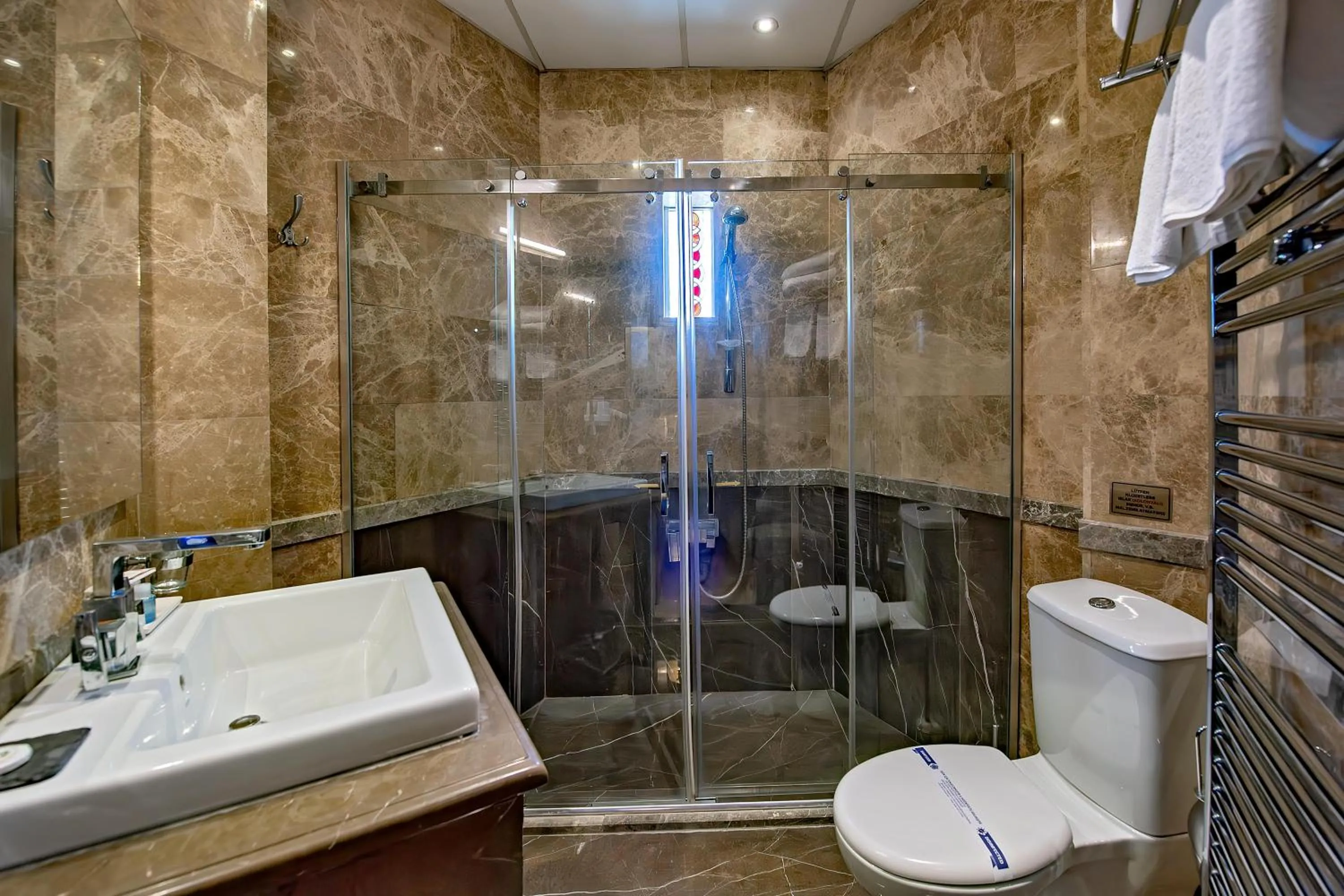 Shower in Wineport Lodge Agva Riverside Hotel & Winery