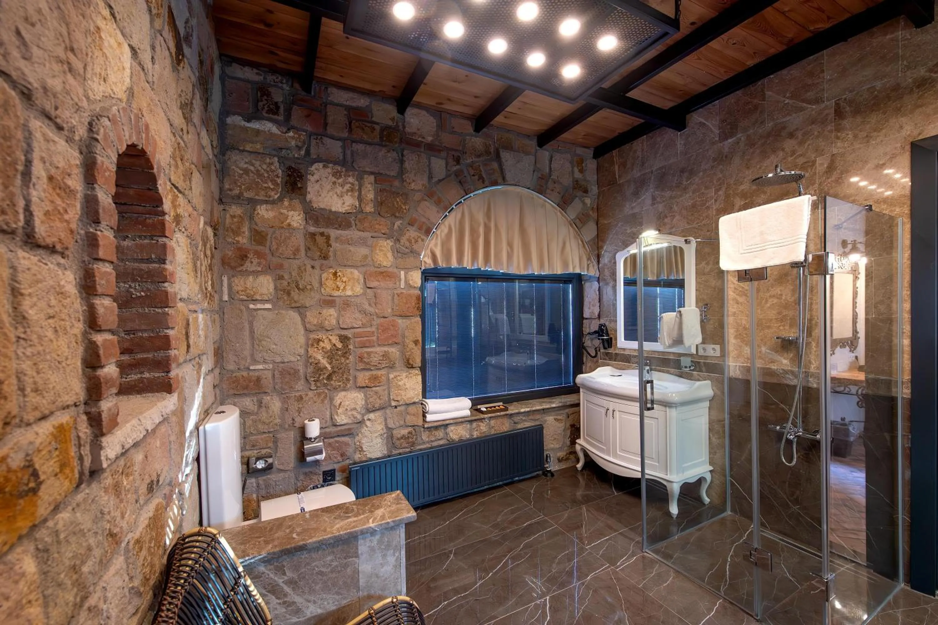 Shower in Wineport Lodge Agva Riverside Hotel & Winery