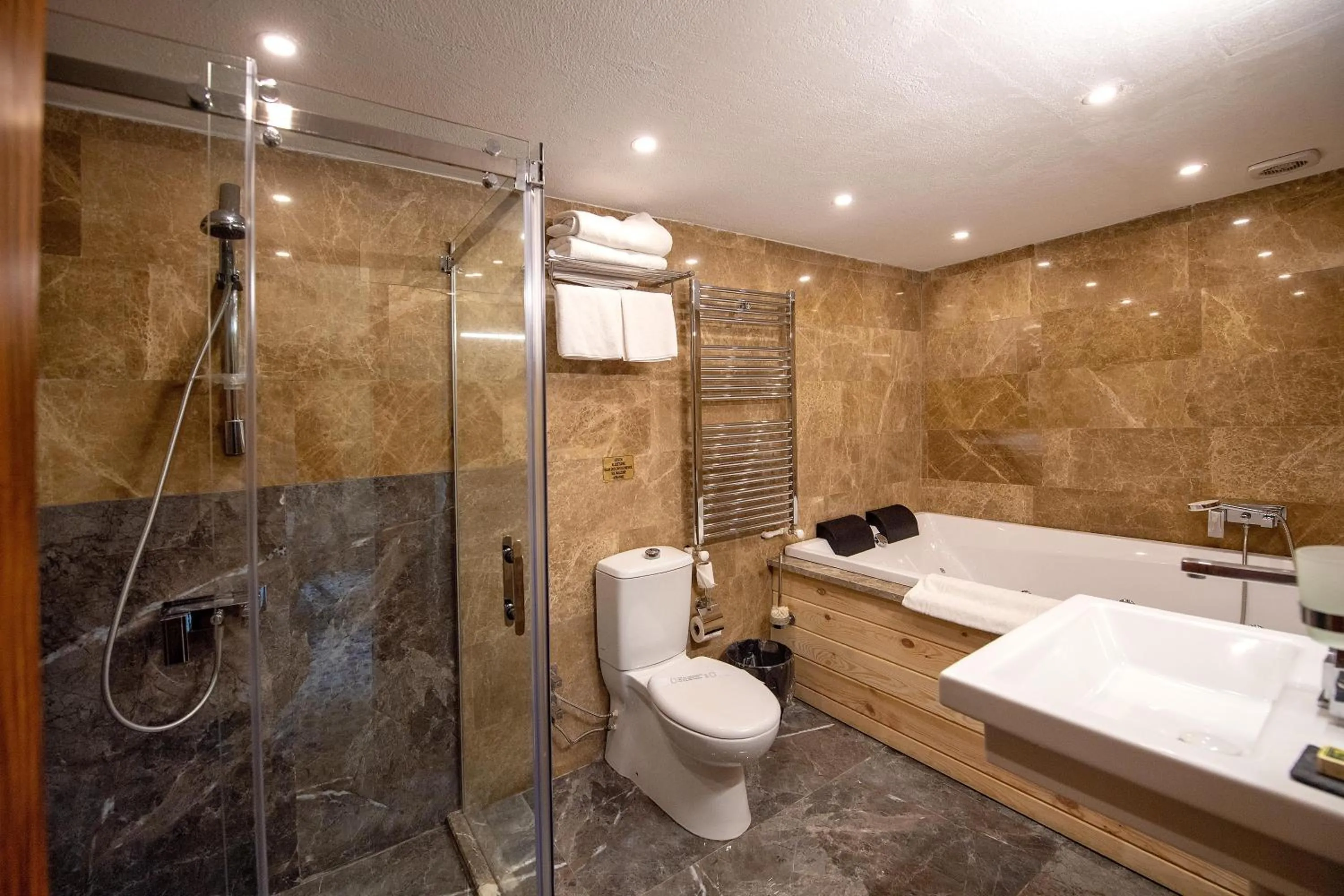 Shower in Wineport Lodge Agva Riverside Hotel & Winery