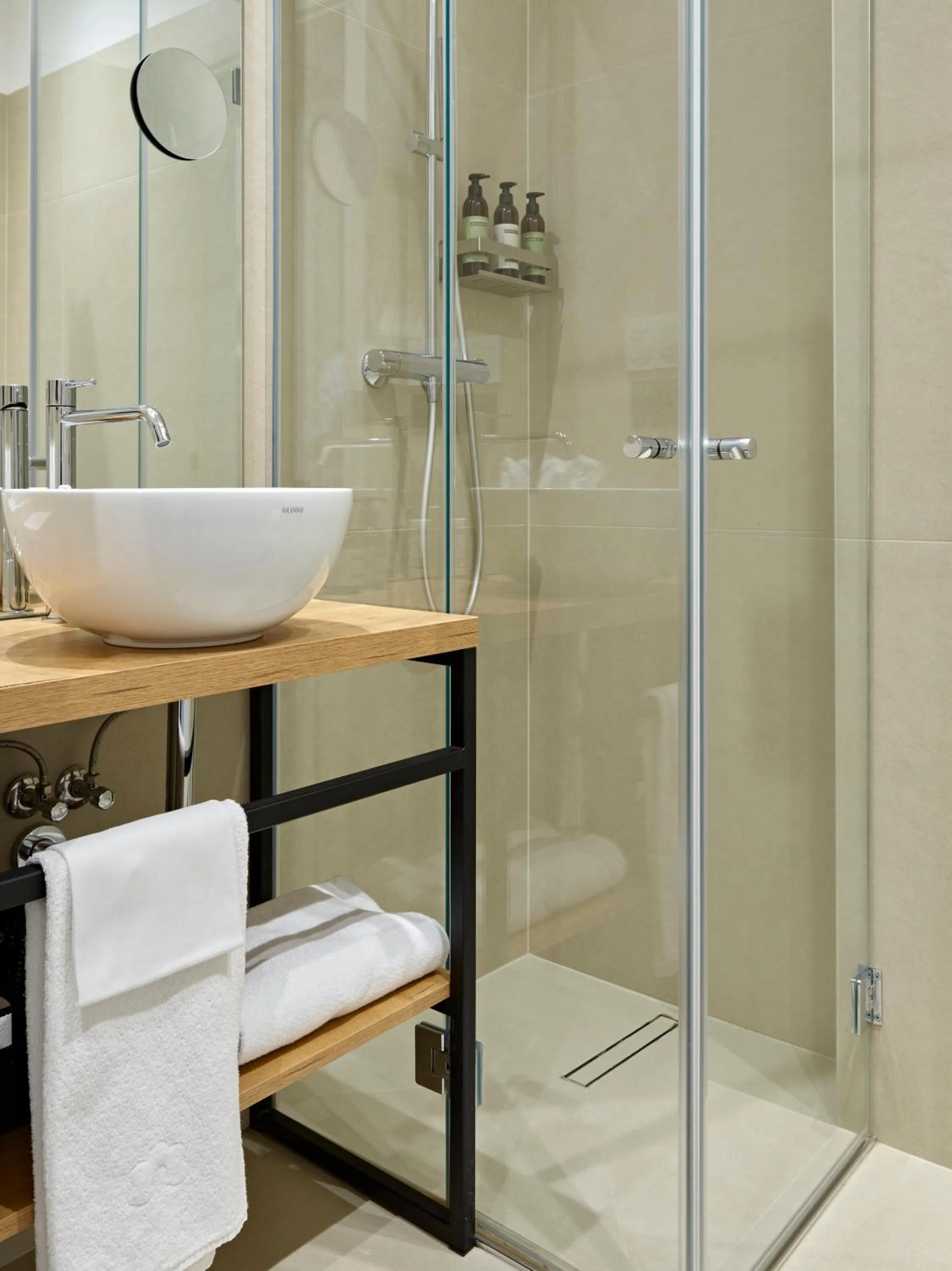 Shower in Hotel America