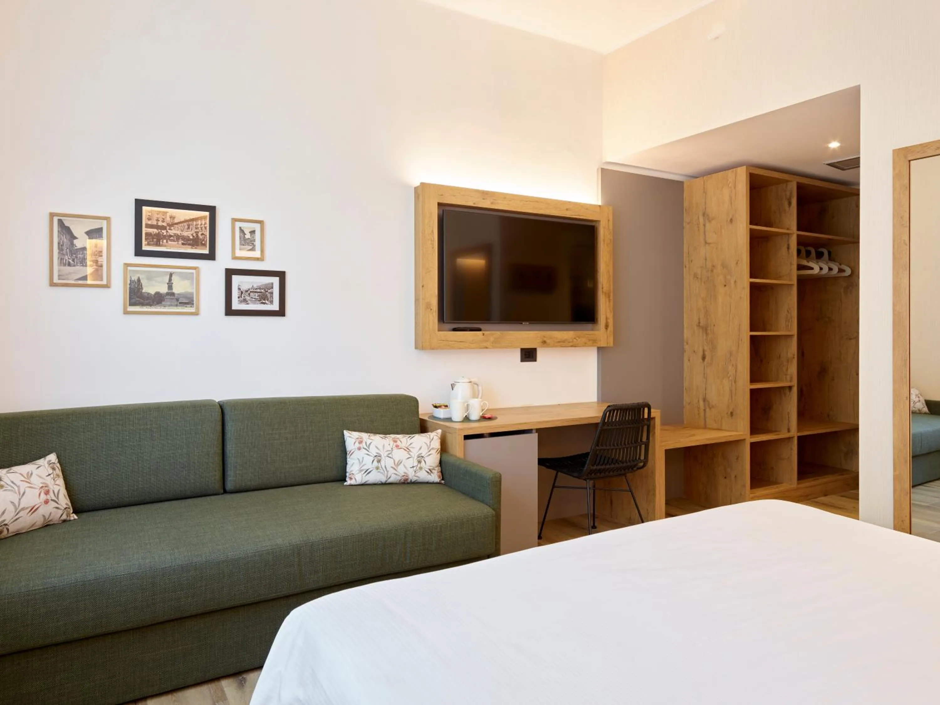 Seating area, Bed in Hotel America