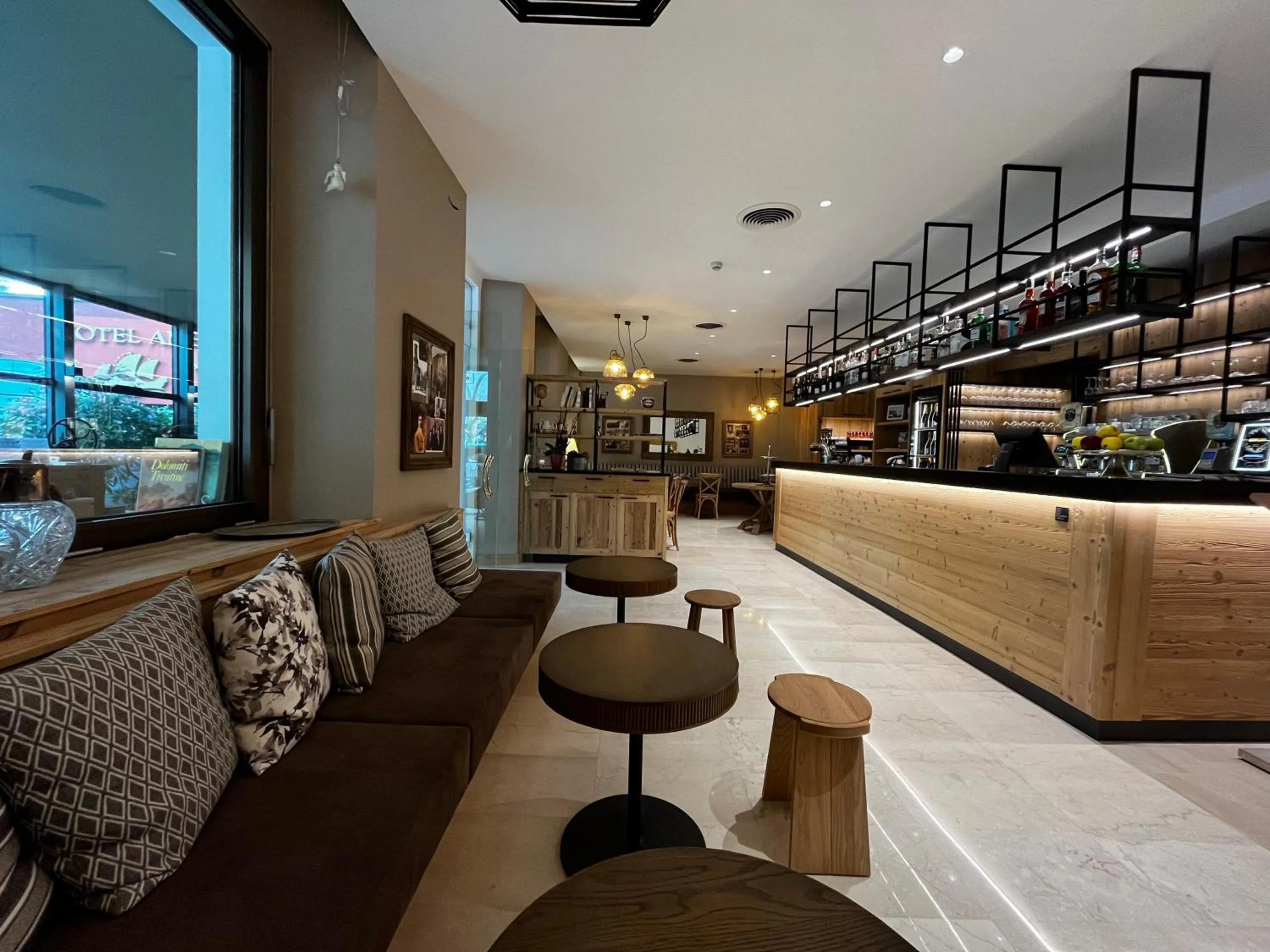 Restaurant/places to eat in Hotel America