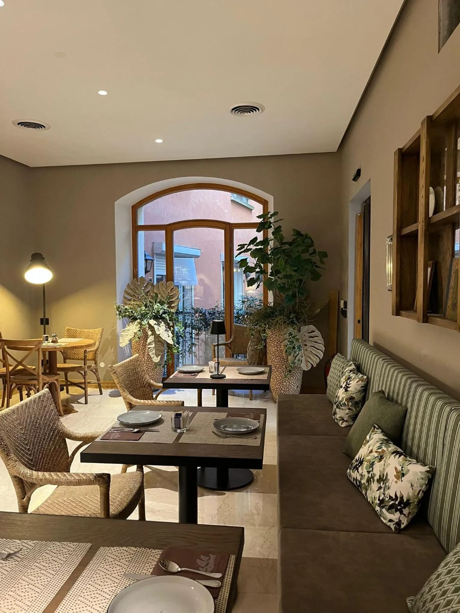 Restaurant/places to eat in Hotel America