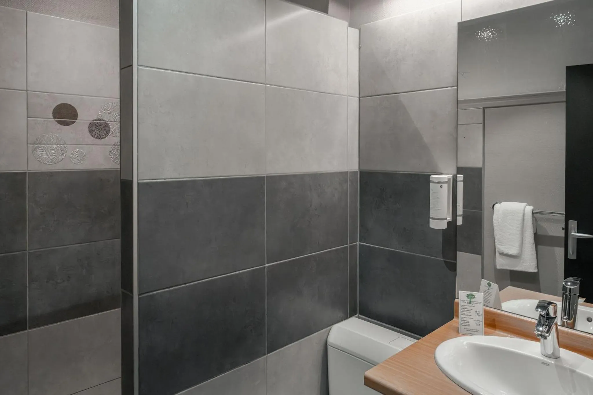 Bathroom in Hotel Des Lices, Rennes Centre