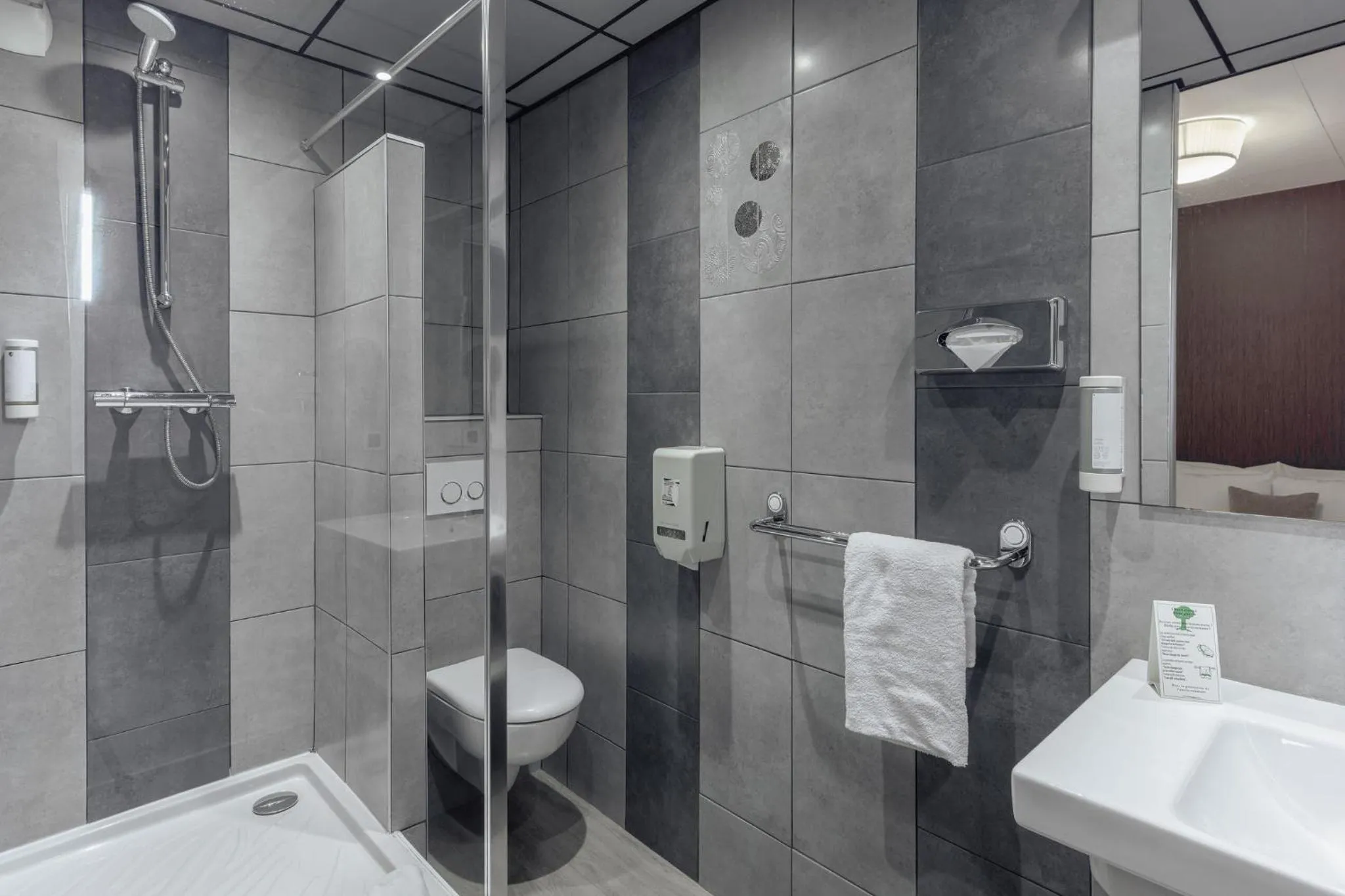 Shower in Hotel Des Lices, Rennes Centre