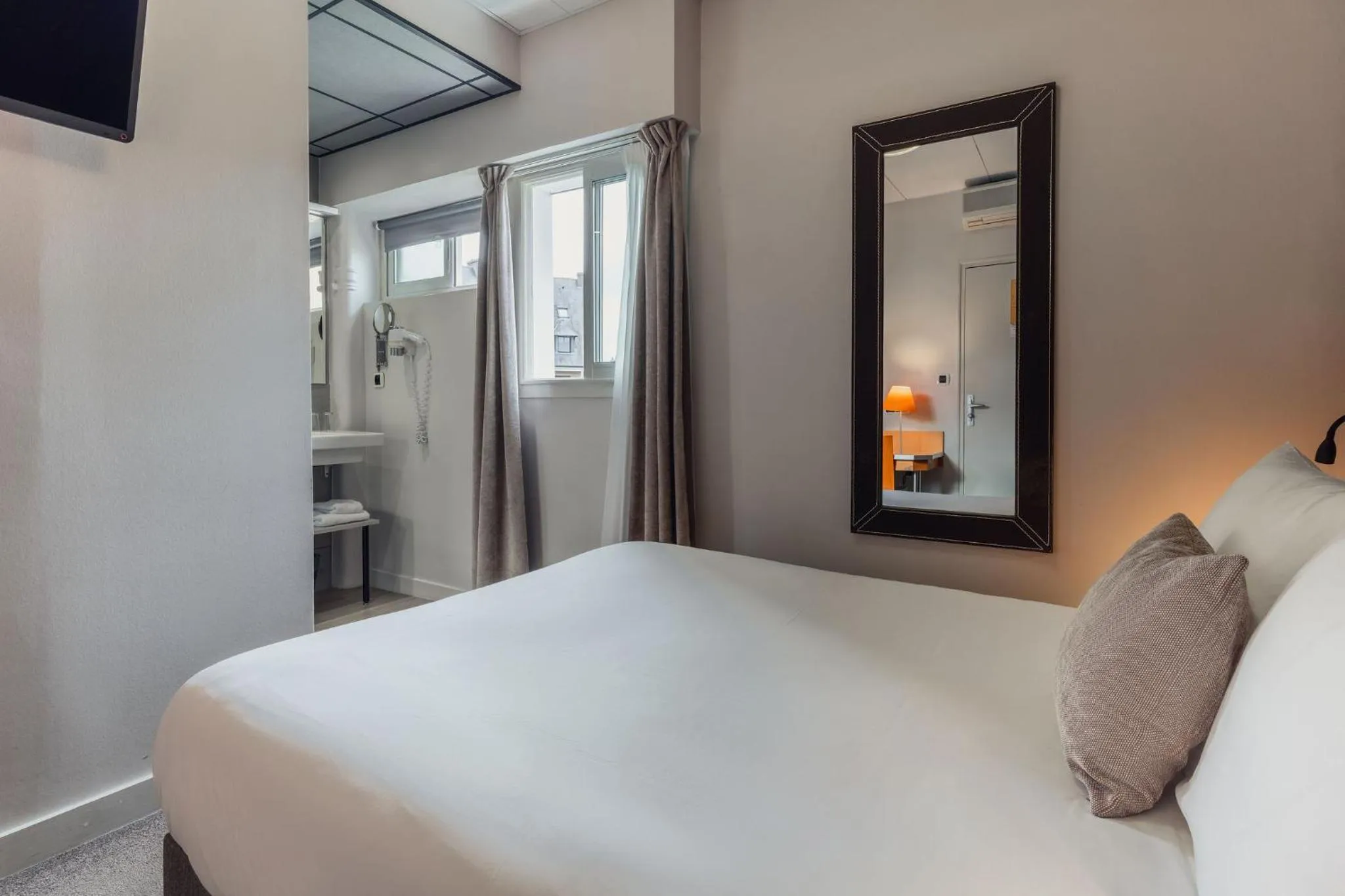 Bed in Hotel Des Lices, Rennes Centre