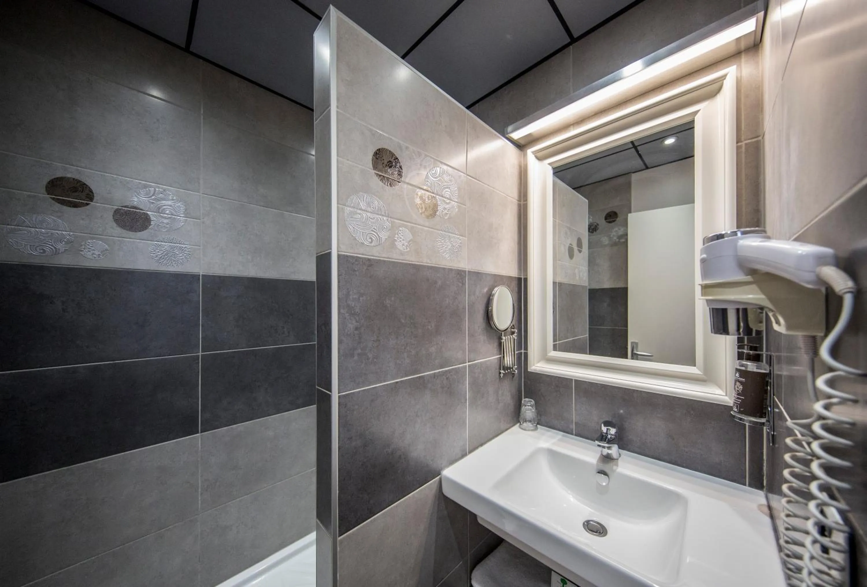 Bathroom in Hotel Des Lices, Rennes Centre