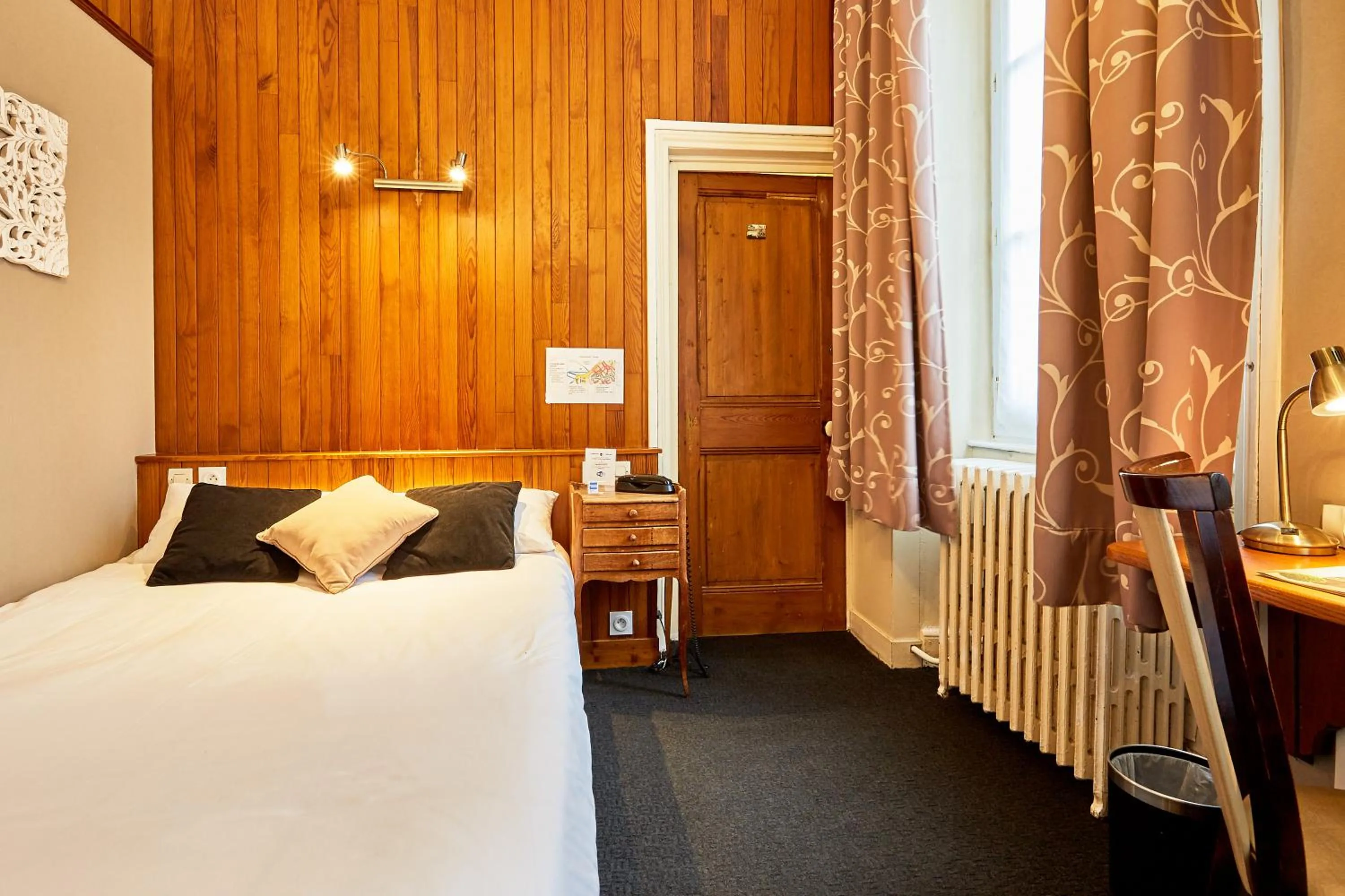 Bed in Hotel Saint Etienne