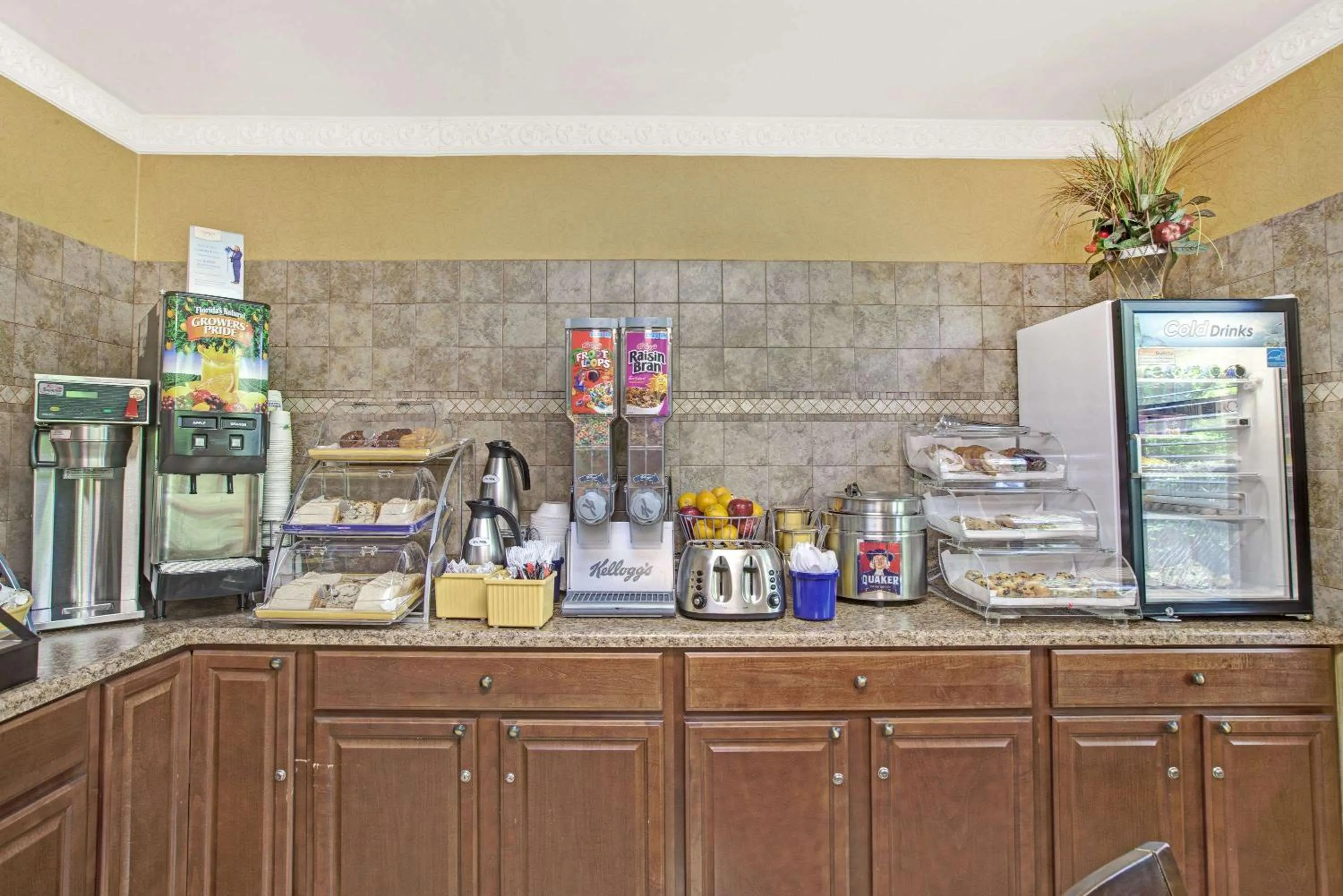 Restaurant/places to eat, Kitchen/Kitchenette in Days Inn by Wyndham Brooklyn