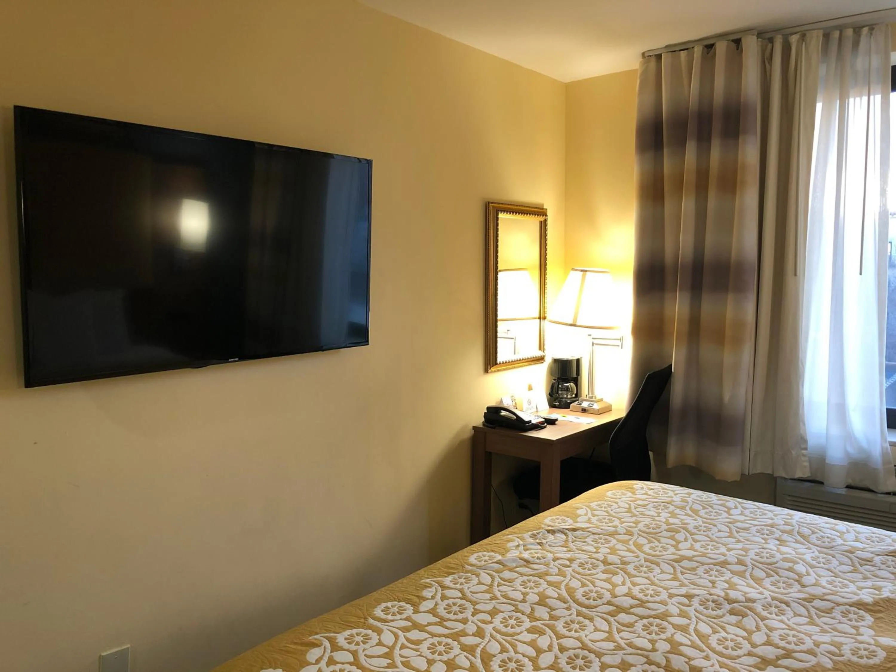Bedroom, TV/Entertainment Center in Days Inn by Wyndham Brooklyn
