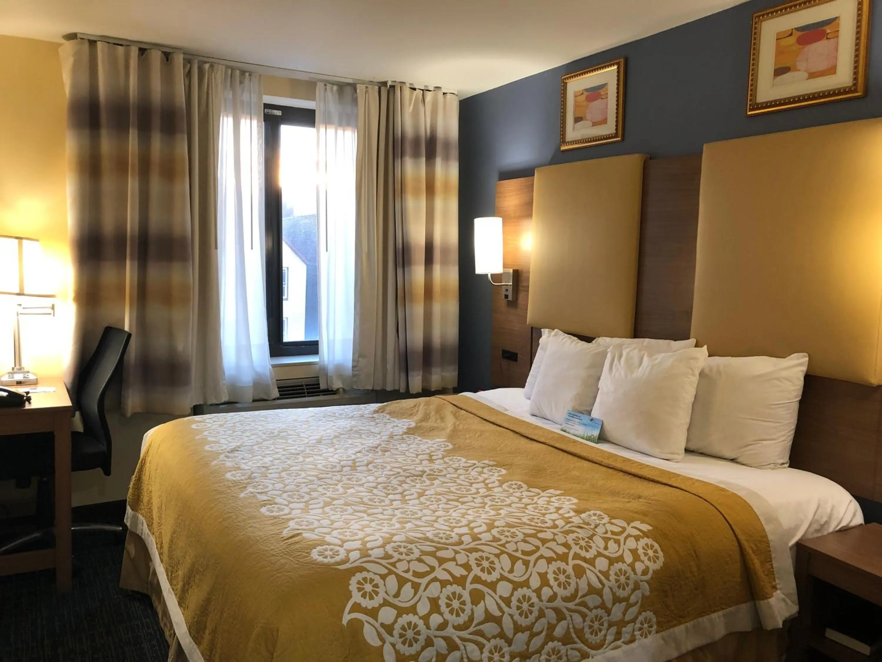 Bedroom in Days Inn by Wyndham Brooklyn