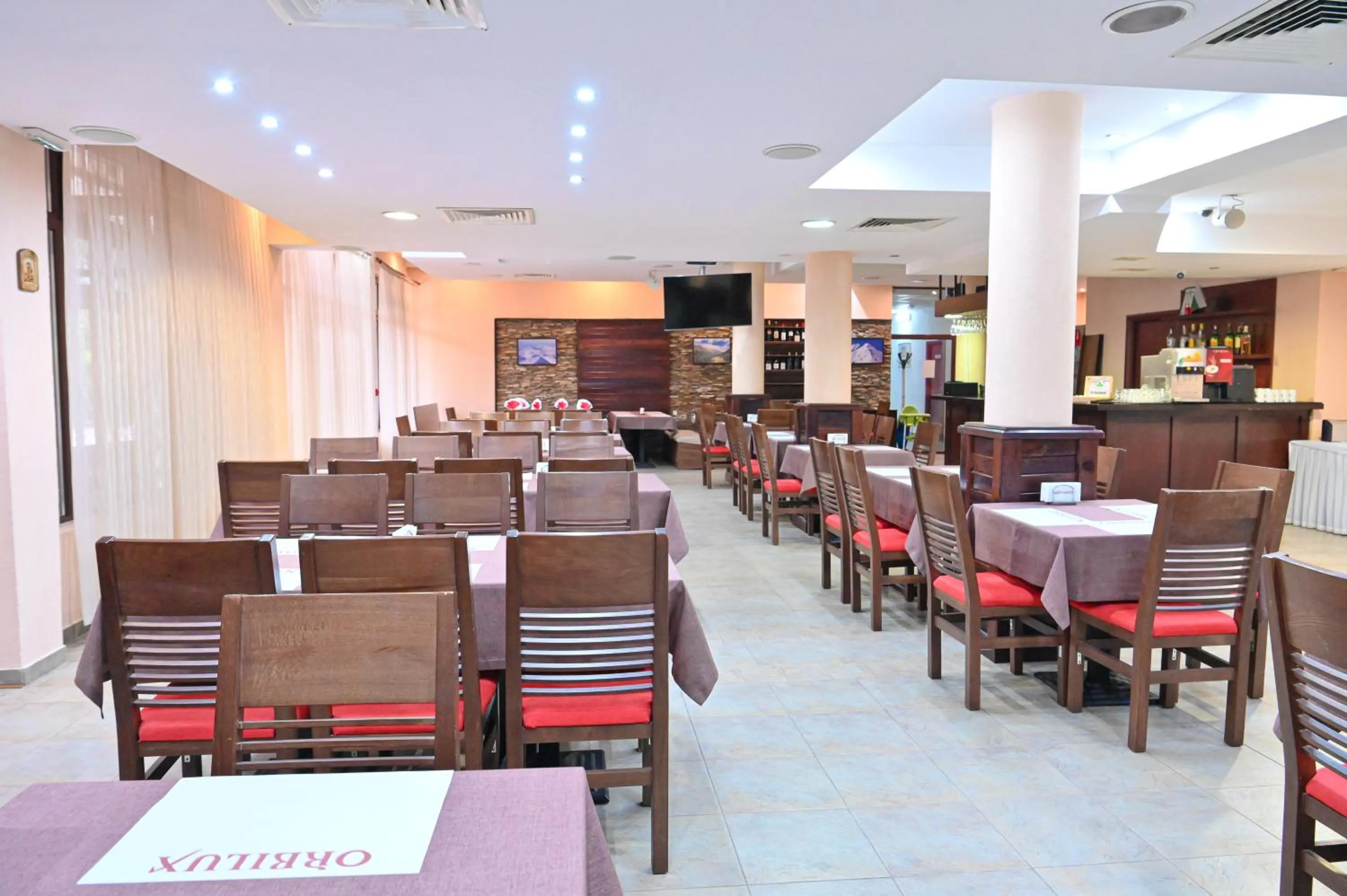 Restaurant/places to eat in Apart Hotel Orbilux