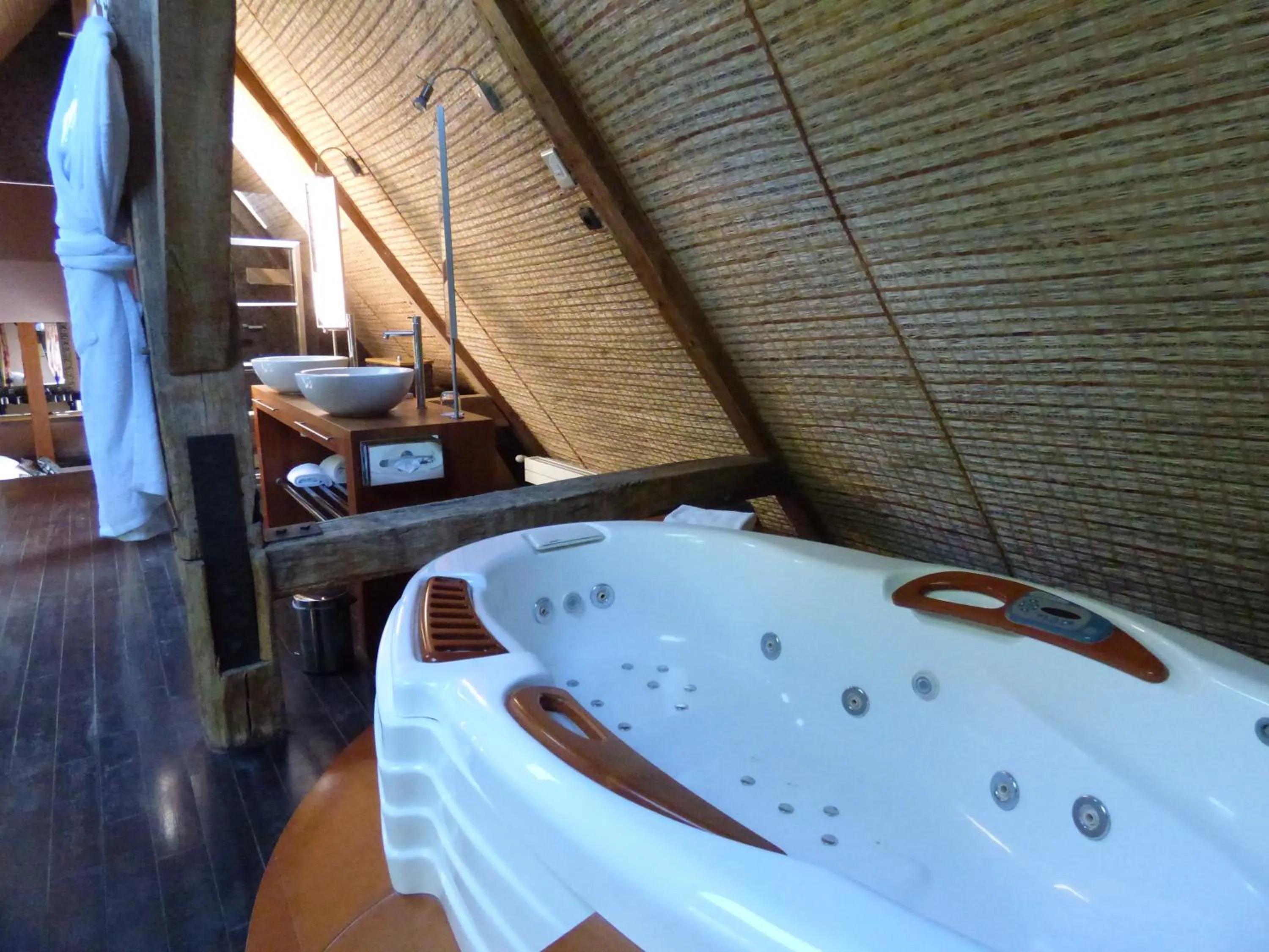 Hot Tub in Chateau De Fere