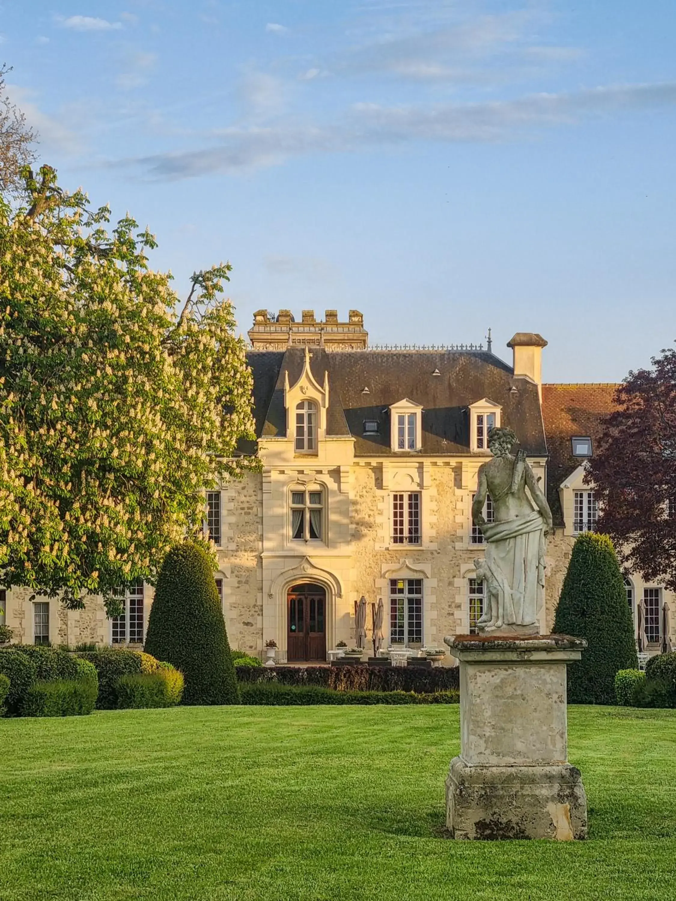 Property building in Chateau De Fere Property building in Chateau De Fere