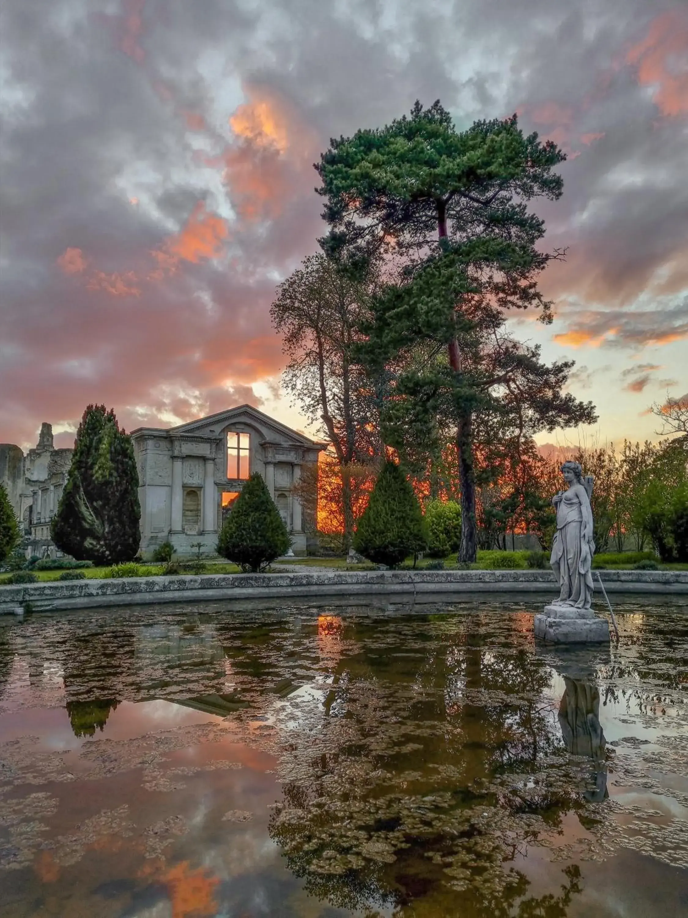 Property building in Chateau De Fere Property building in Chateau De Fere