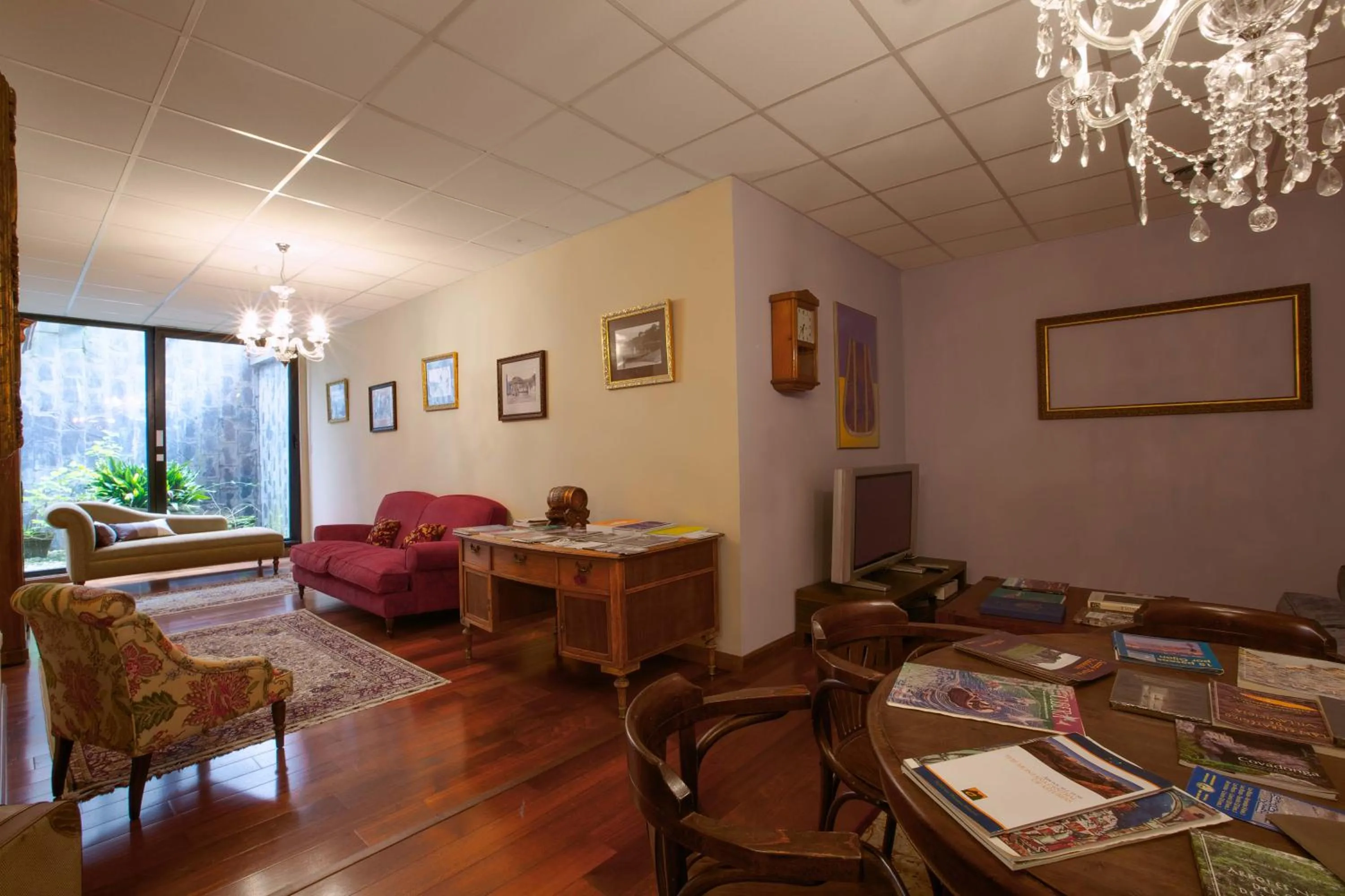 Library in La Casona de la Roza