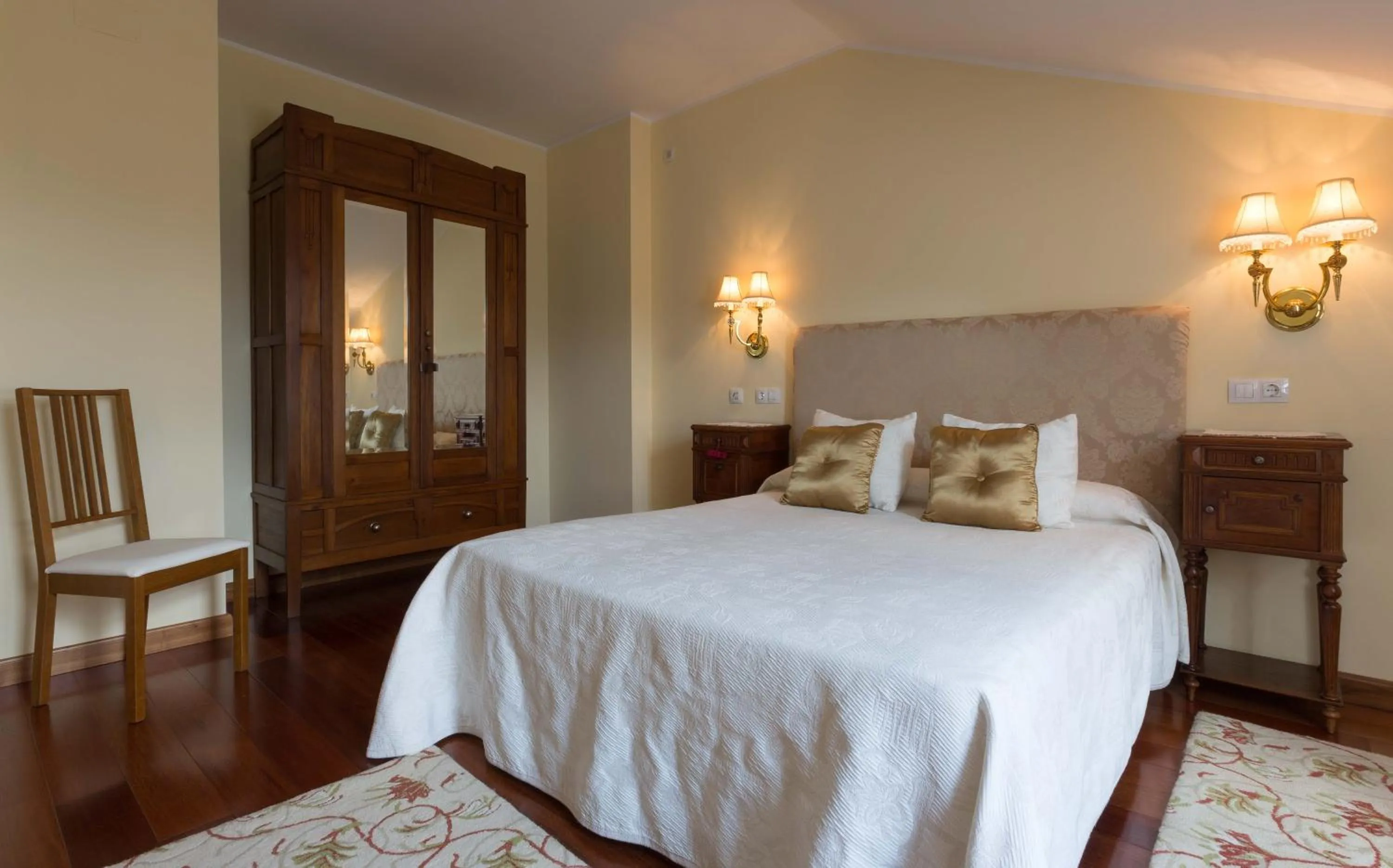 Photo of the whole room, Bed in La Casona de la Roza