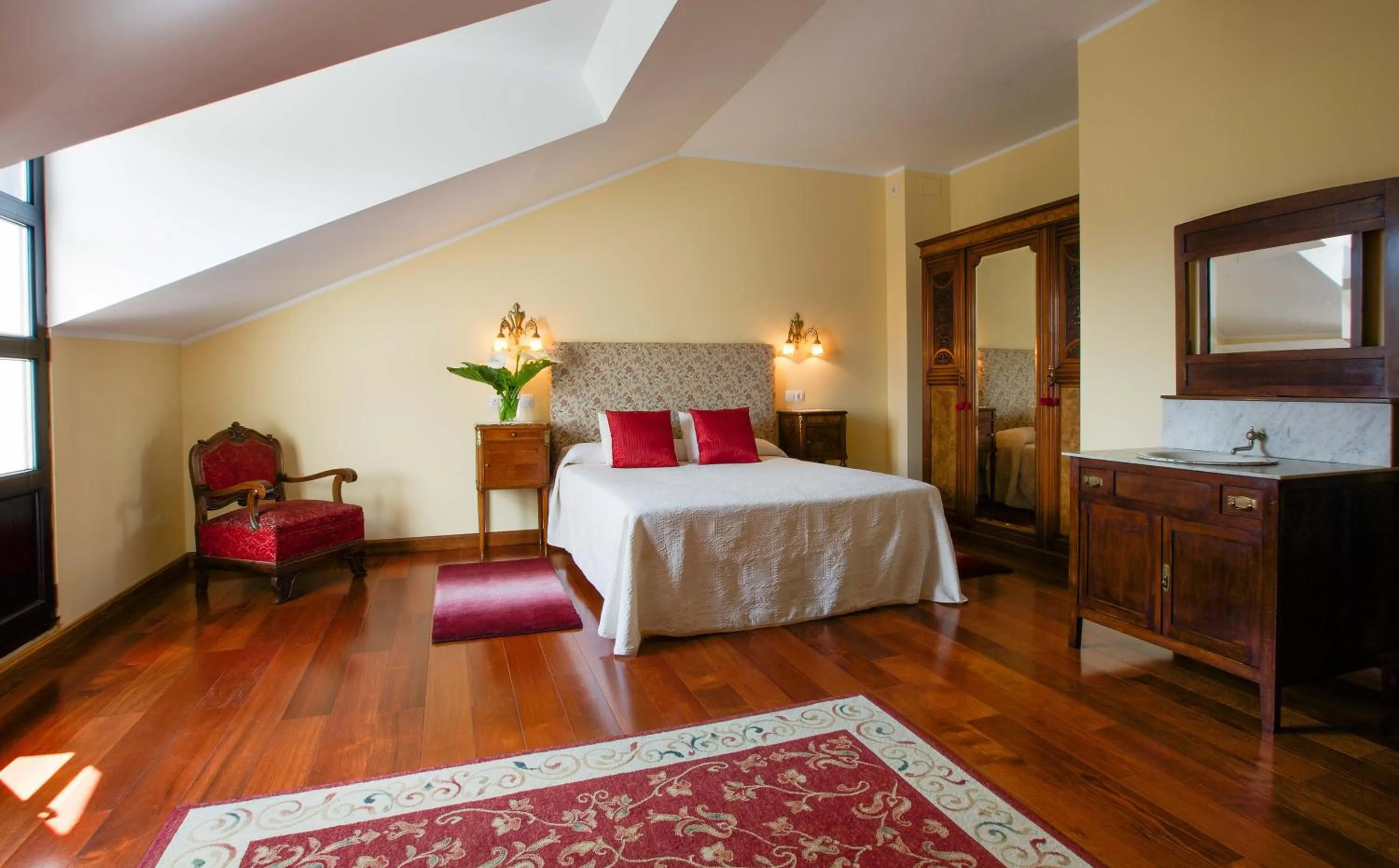 Photo of the whole room, Bed in La Casona de la Roza