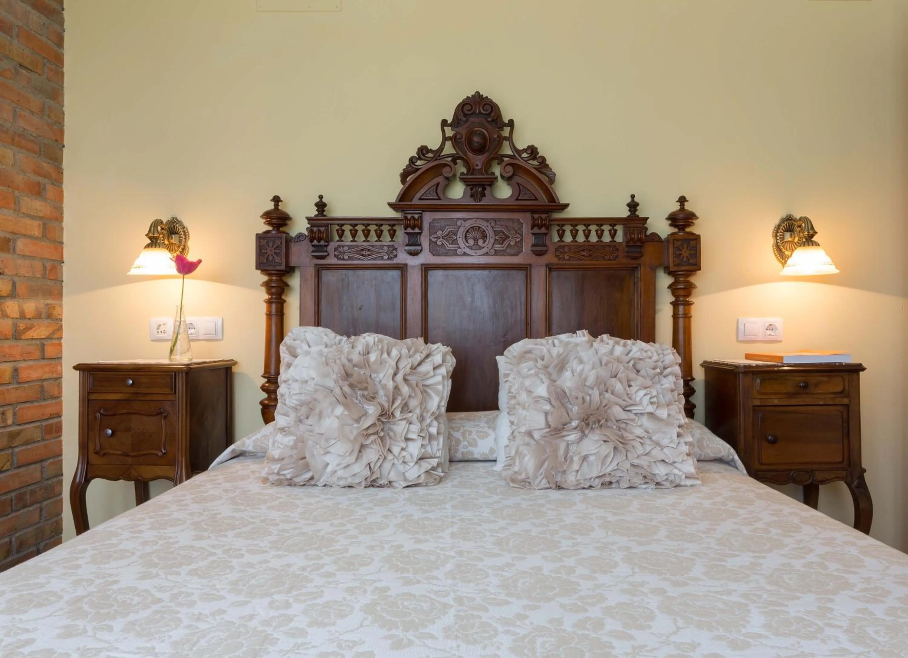 Photo of the whole room, Bed in La Casona de la Roza