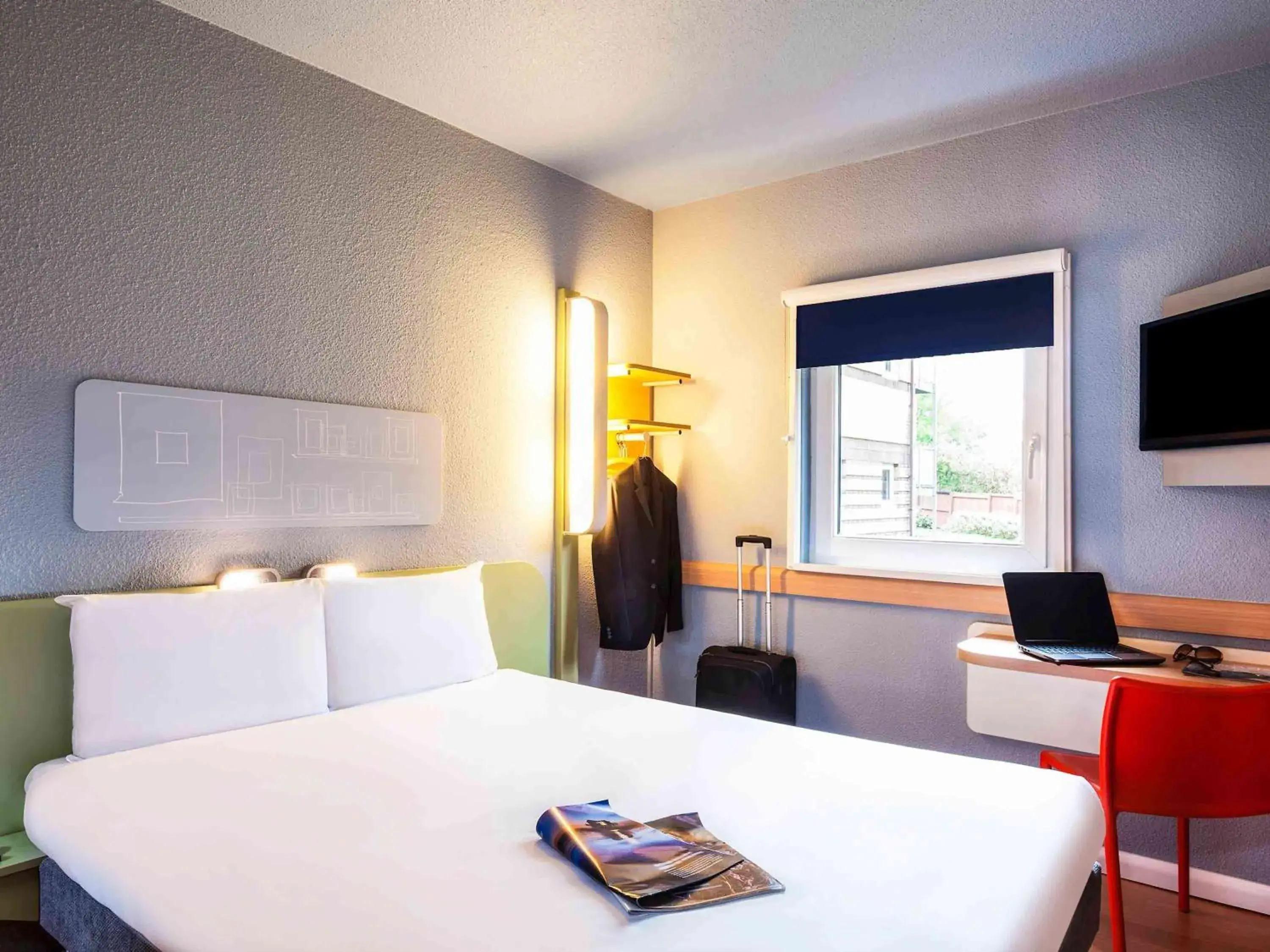 Photo of the whole room, Bed in Ibis Budget Cergy St Christophe