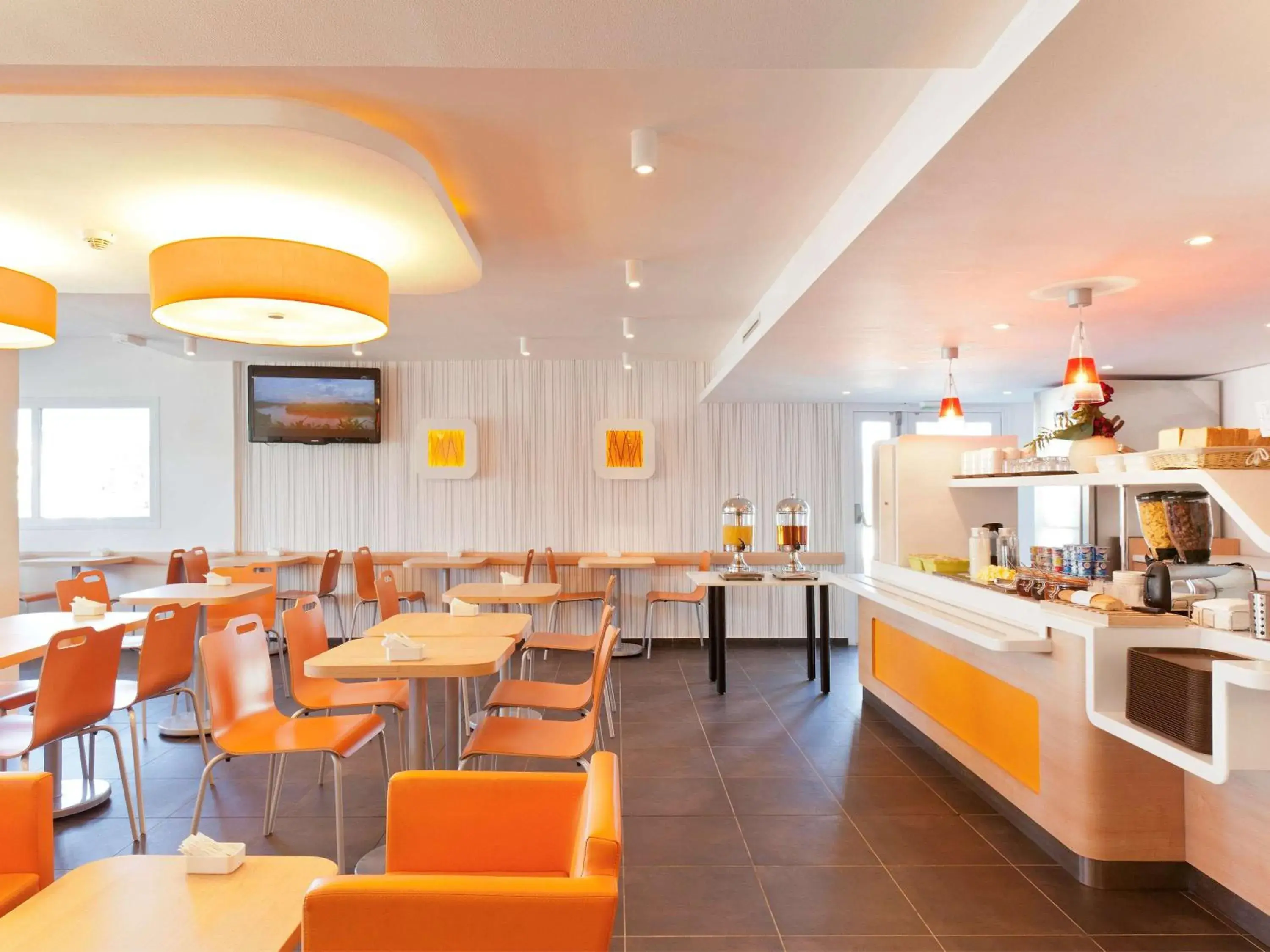 Restaurant/Places to Eat in Ibis Budget Cergy St Christophe