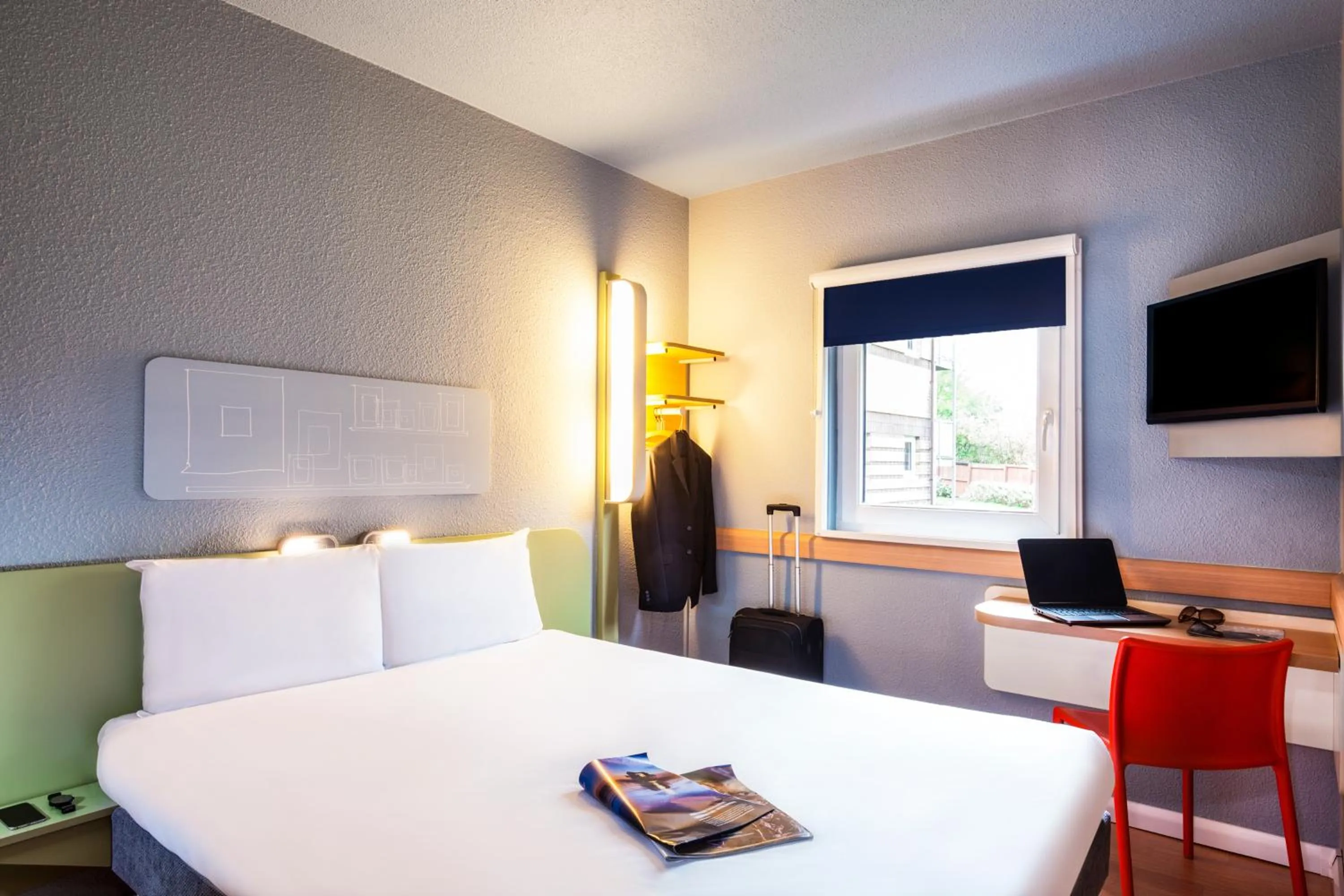 Bedroom, Bed in Ibis Budget Cergy St Christophe