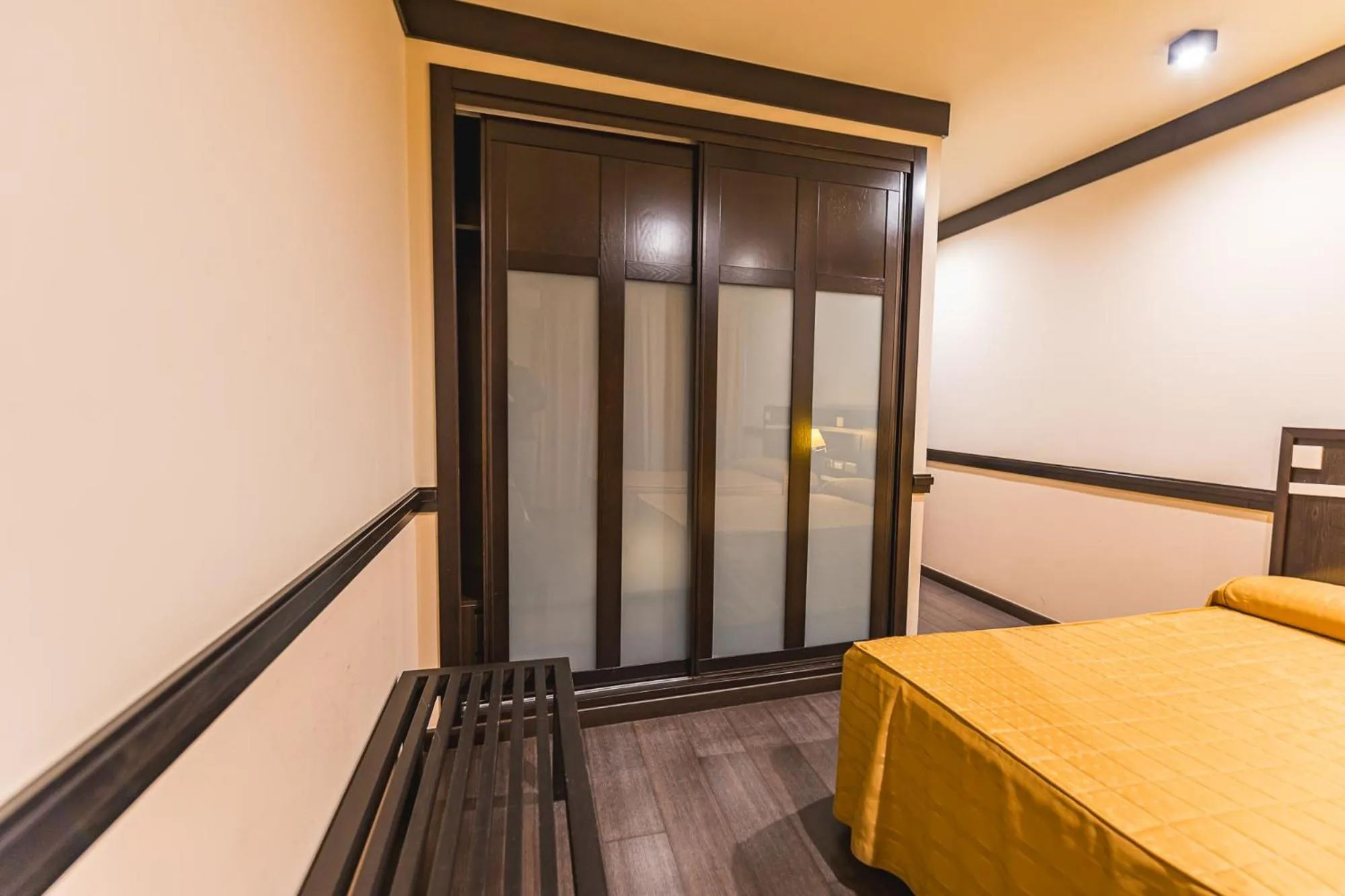 wardrobe, Bed in Hotel Machaco