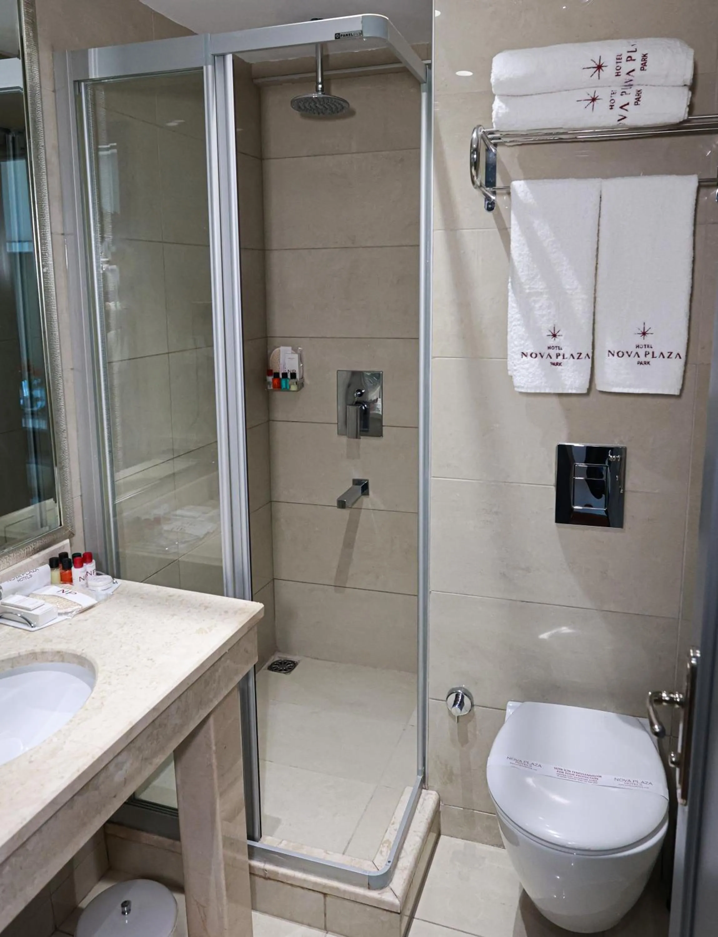 Shower in Nova Plaza Park Hotel