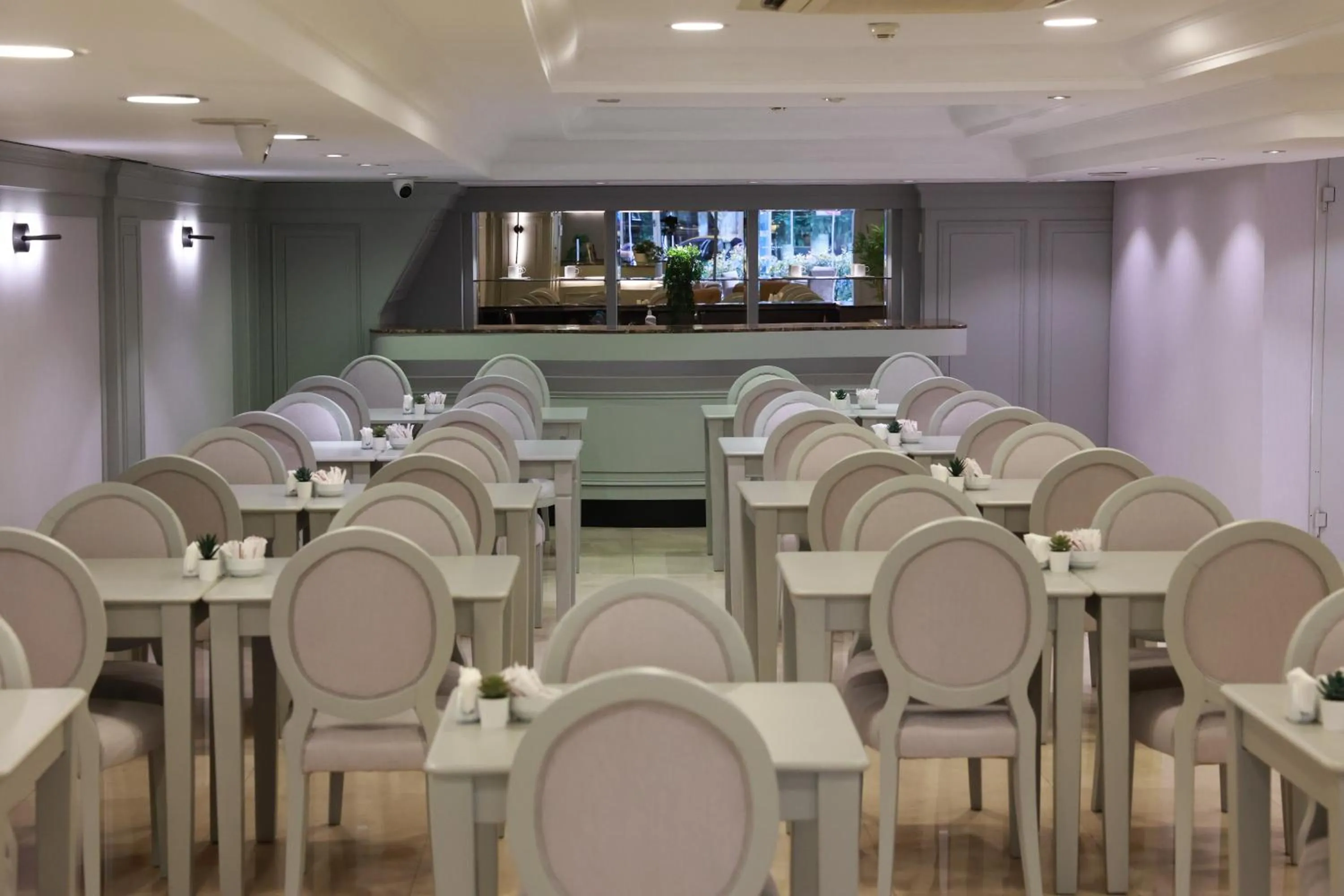 Restaurant/places to eat in Nova Plaza Park Hotel