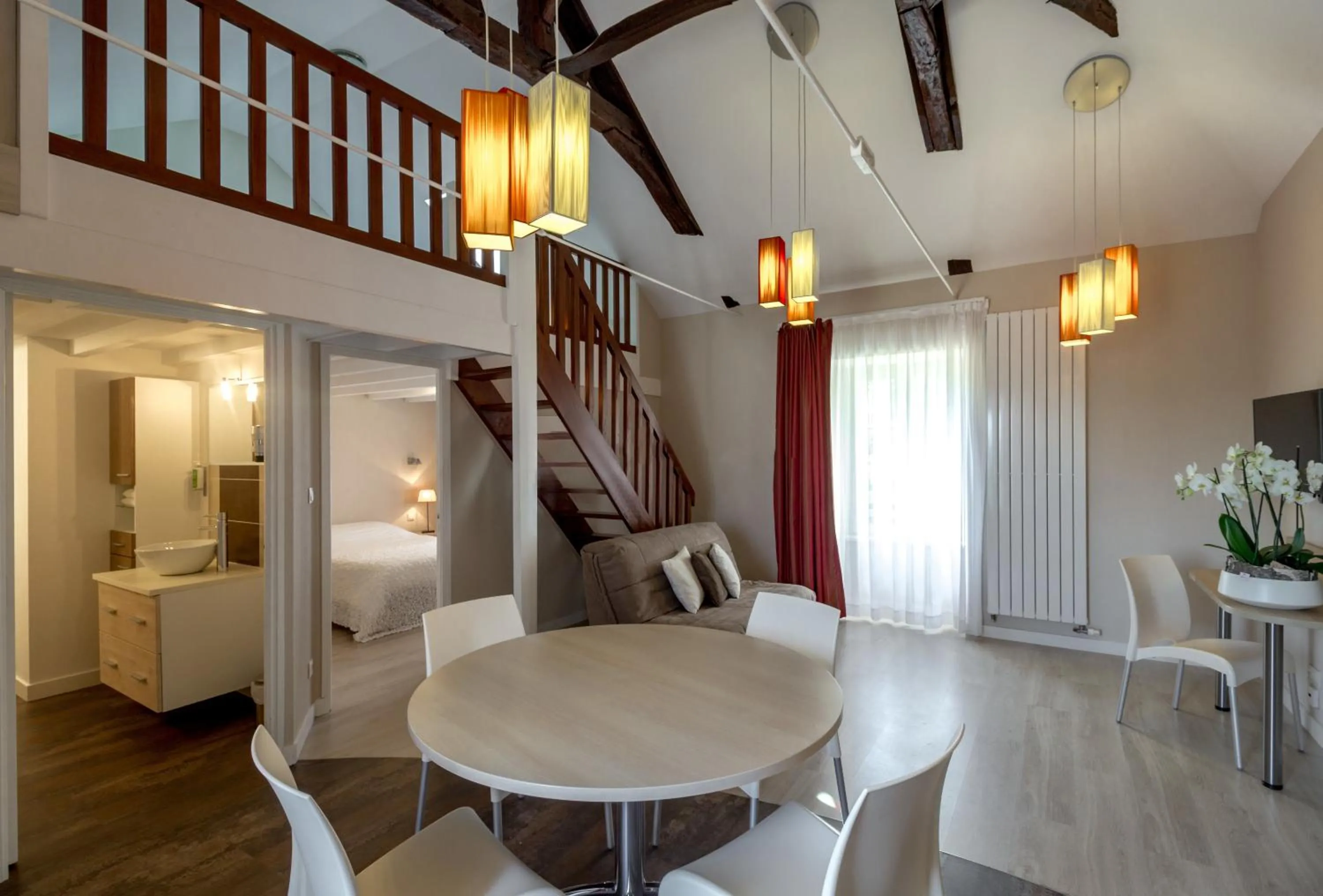 Photo of the whole room in La Pommeraie