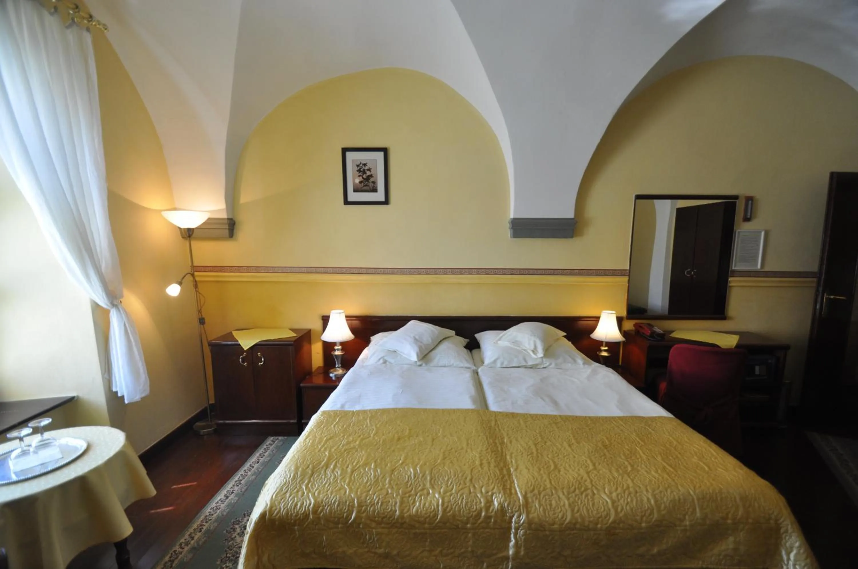 Photo of the whole room, Bed in GARNI -Hotel Barbakan