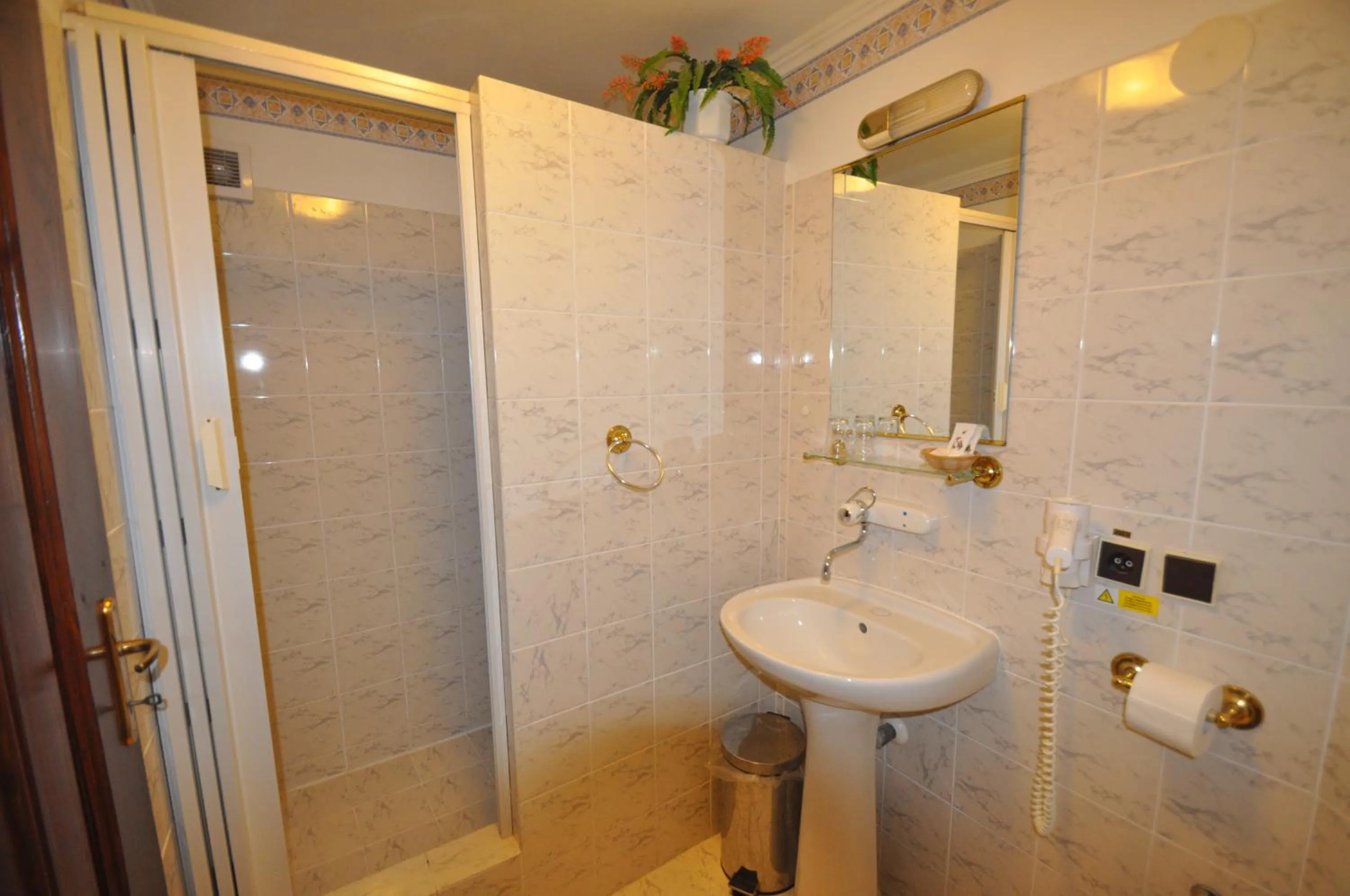 Bathroom in GARNI -Hotel Barbakan