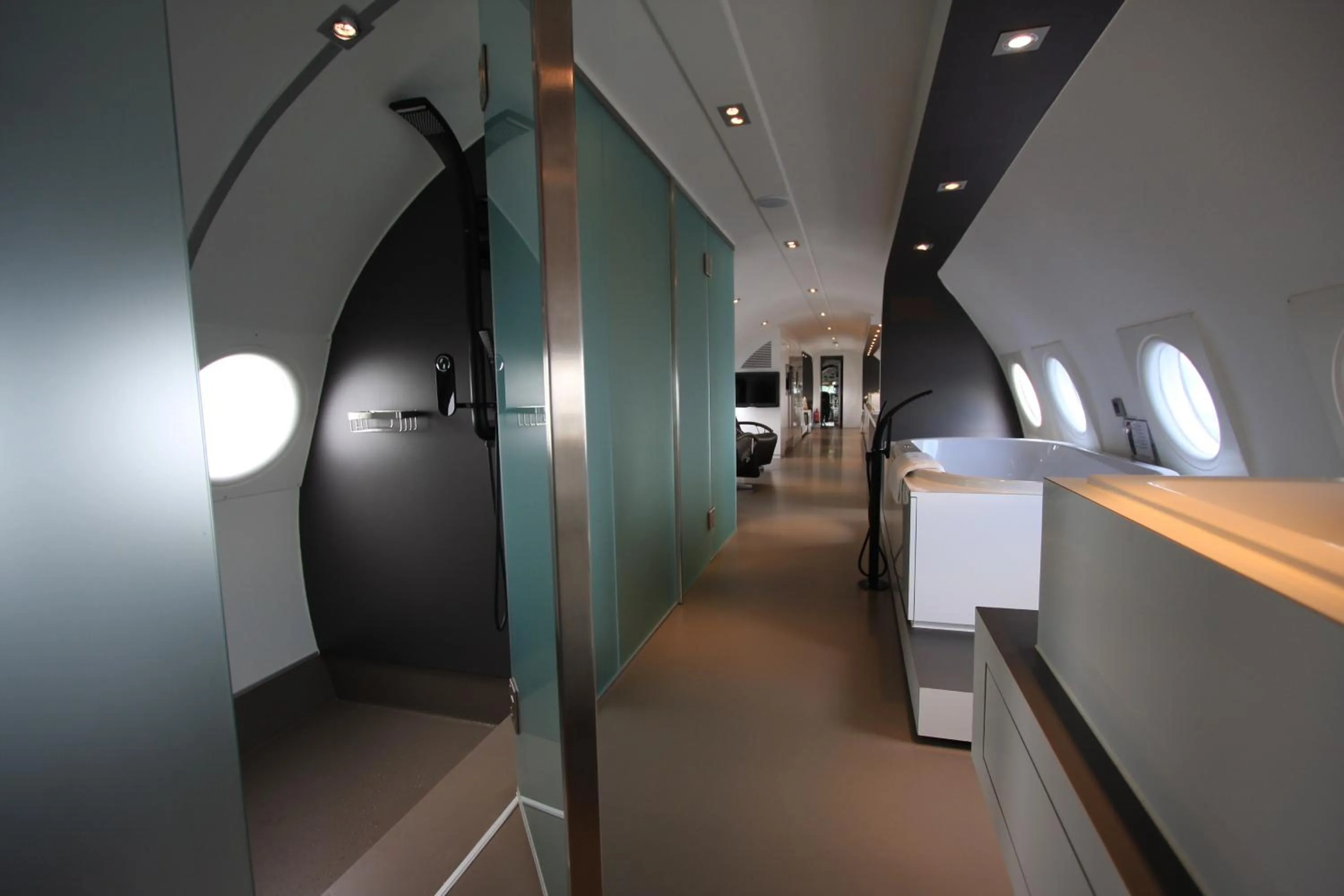 Bathroom in Vliegtuigsuite Teuge