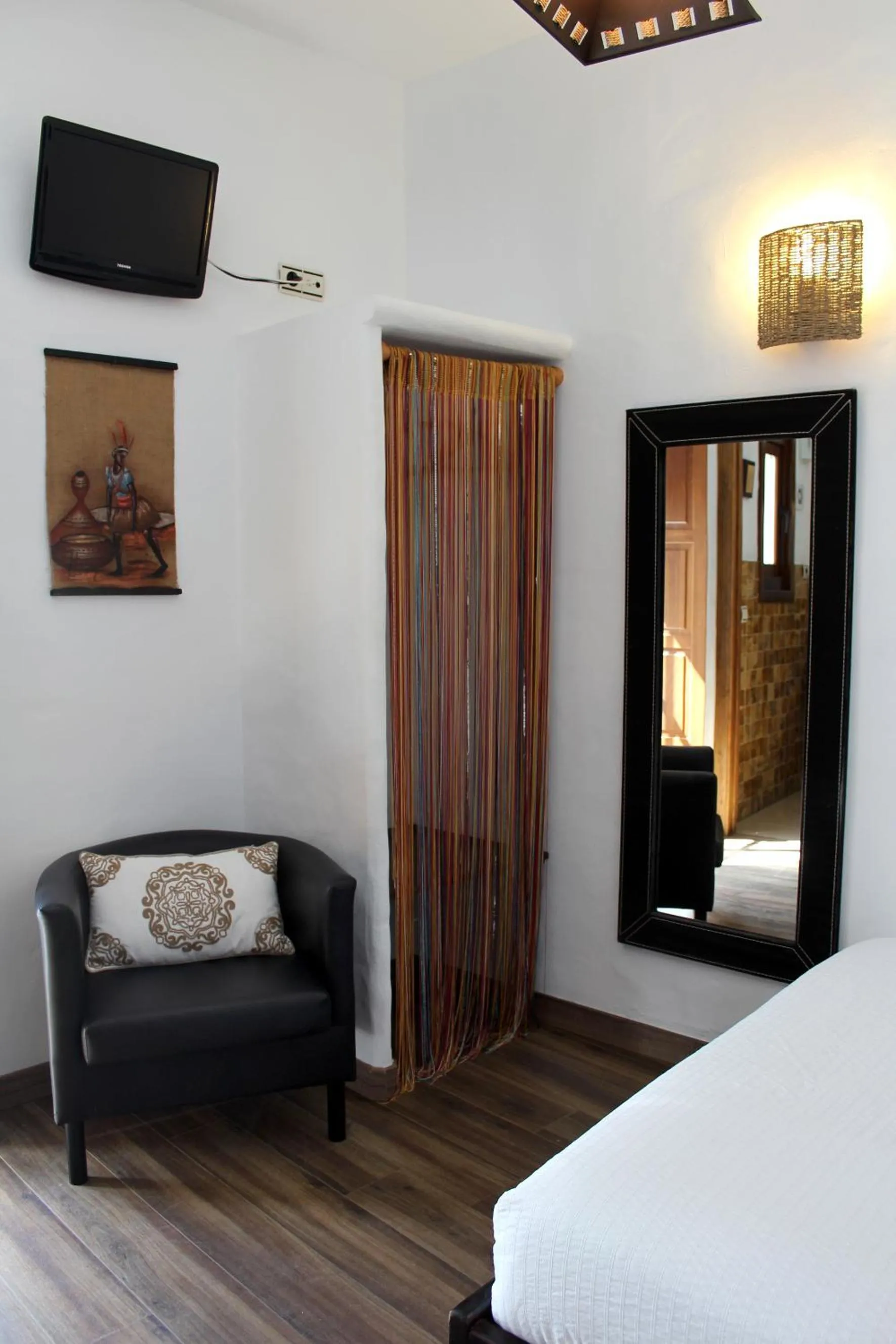 Seating area, Bed in Hostal Extramuros