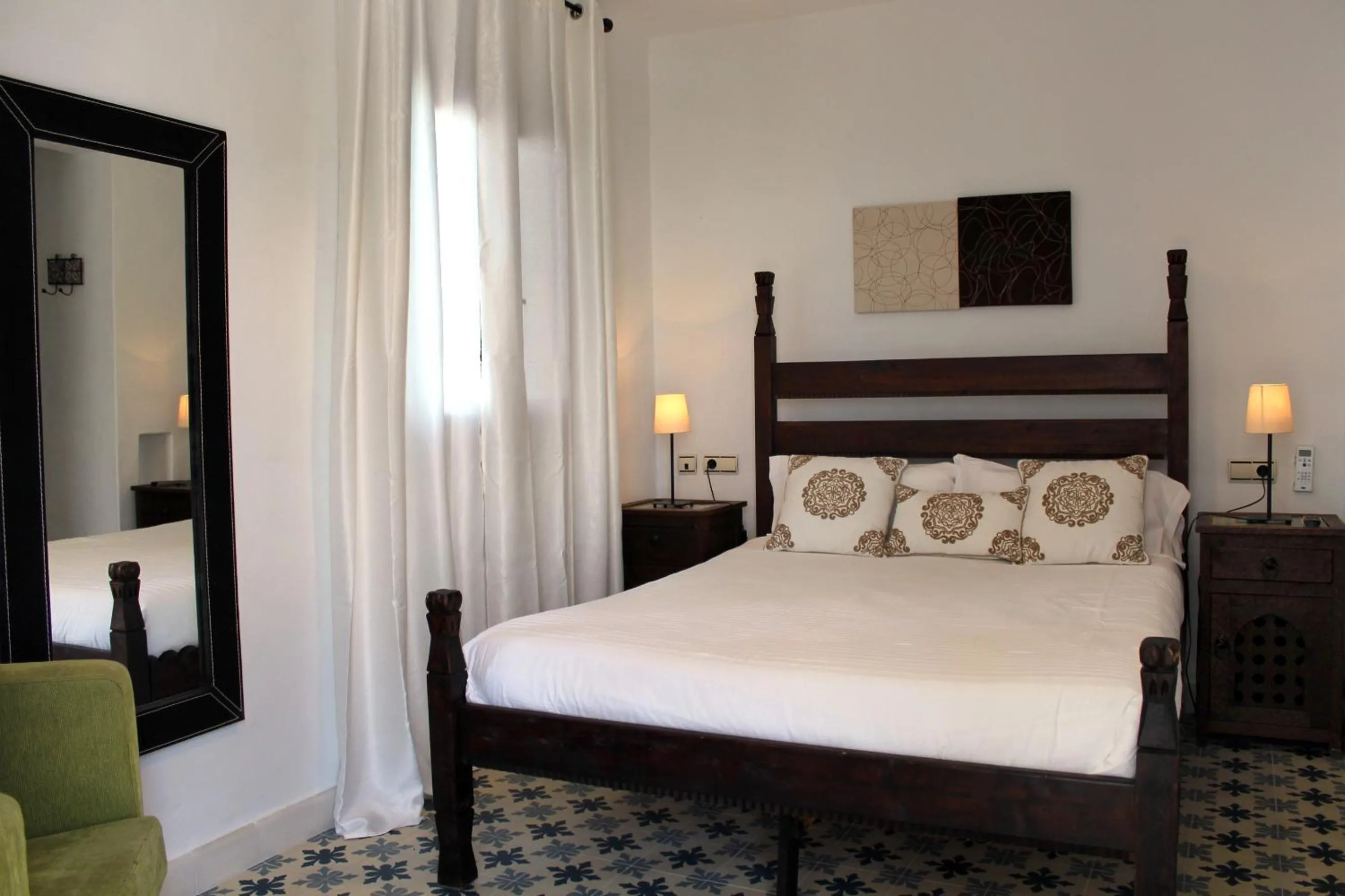 Photo of the whole room, Bed in Hostal Extramuros