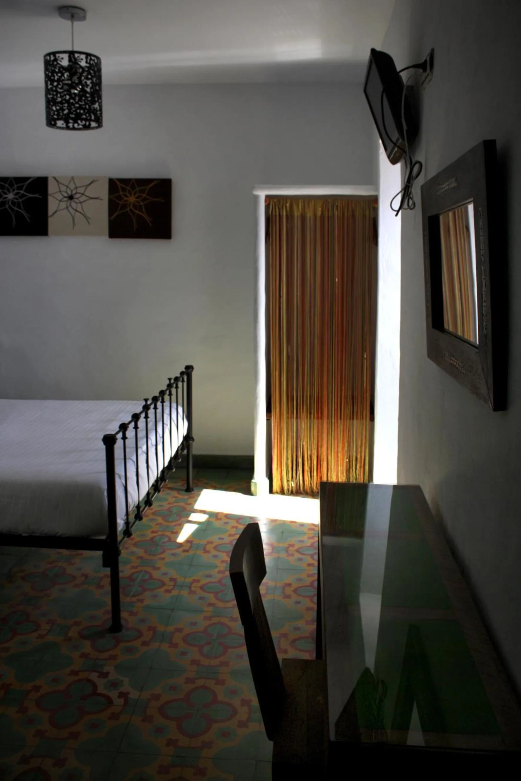 Day, Bed in Hostal Extramuros