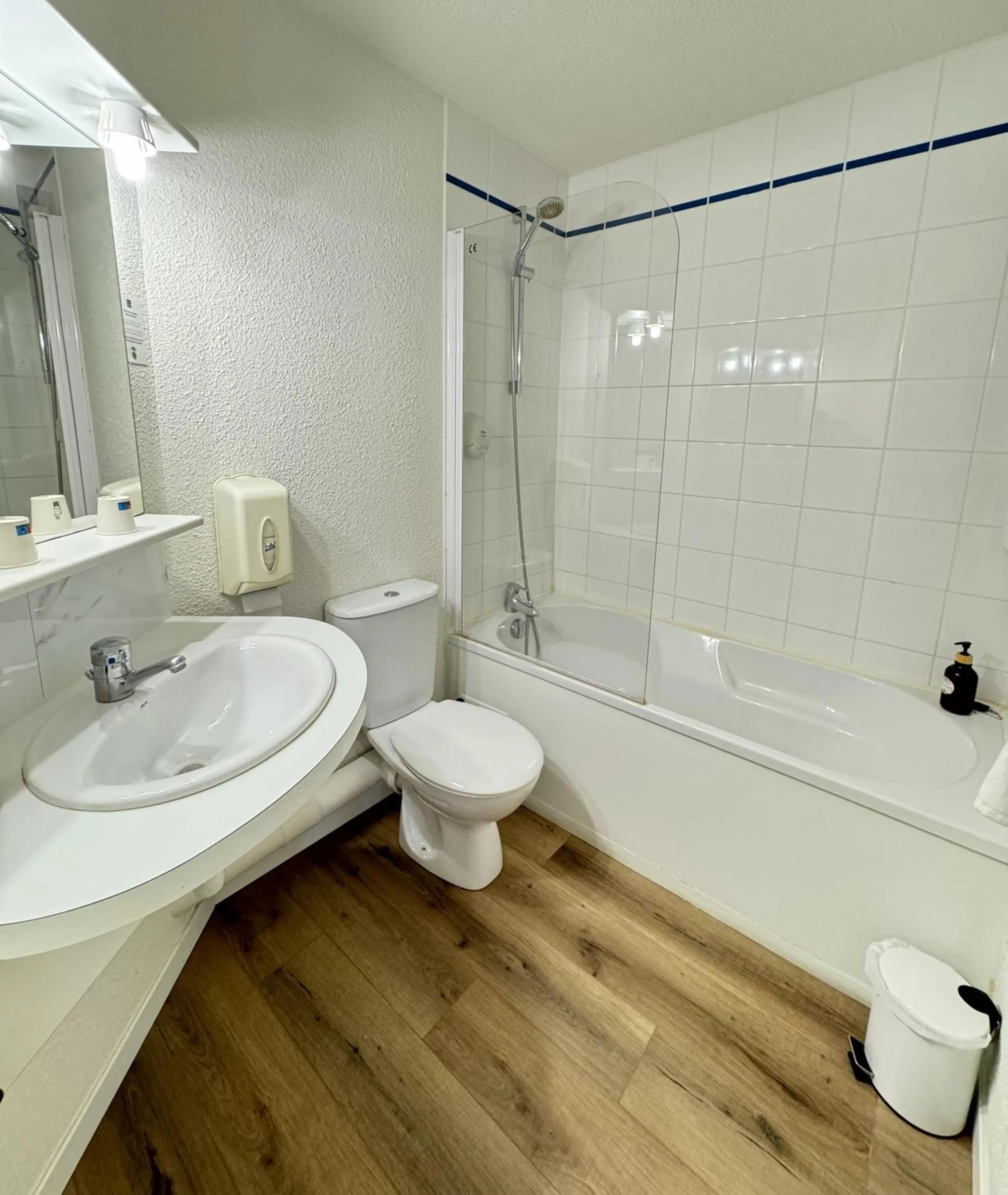 Bathroom in Couett'Hôtel Brest Port de plaisance, Les pieds dans l'eau