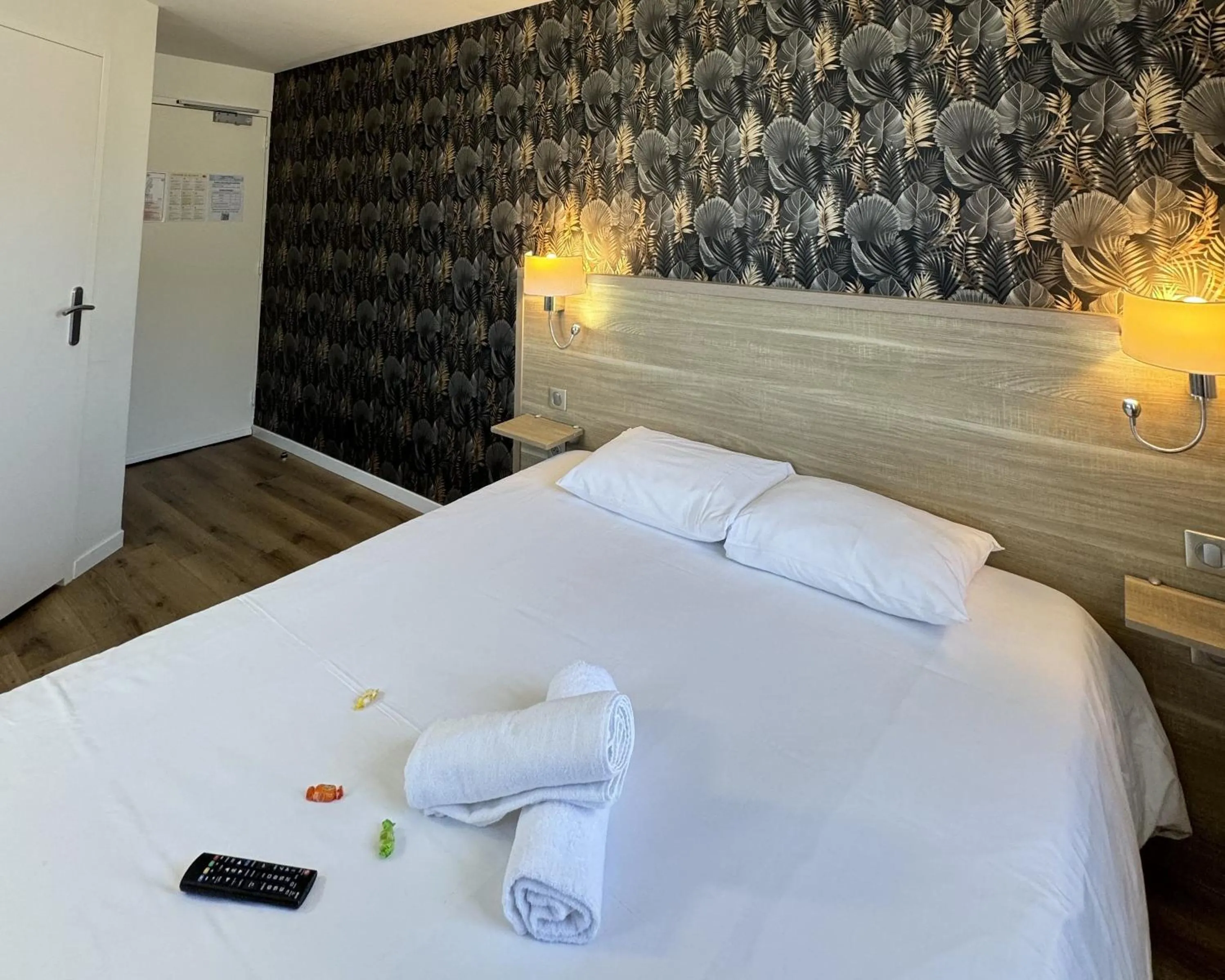 Bedroom, Bed in Couett'Hôtel Brest Port de plaisance, Les pieds dans l'eau