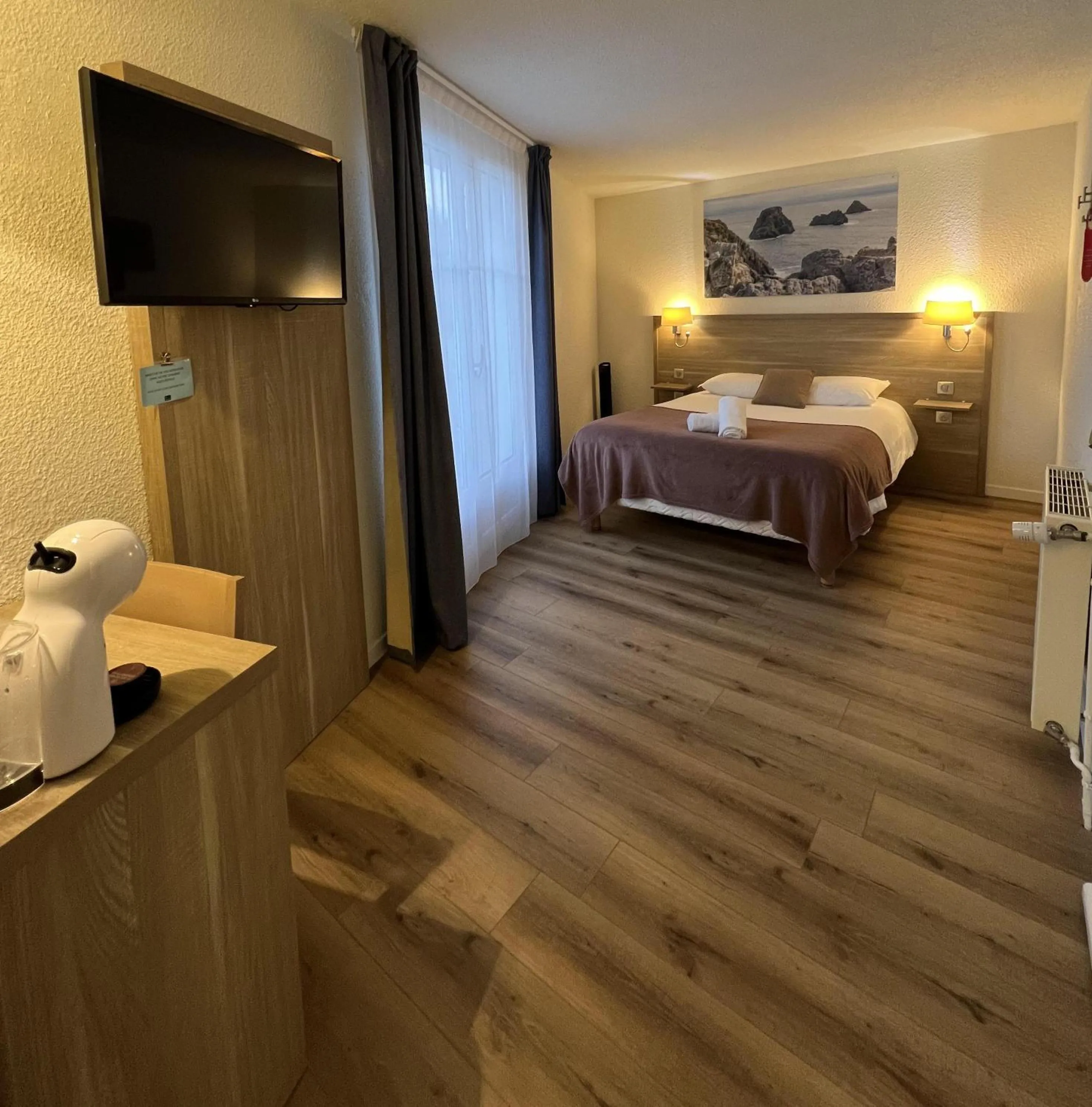 Bedroom, Bed in Couett'Hôtel Brest Port de plaisance, Les pieds dans l'eau