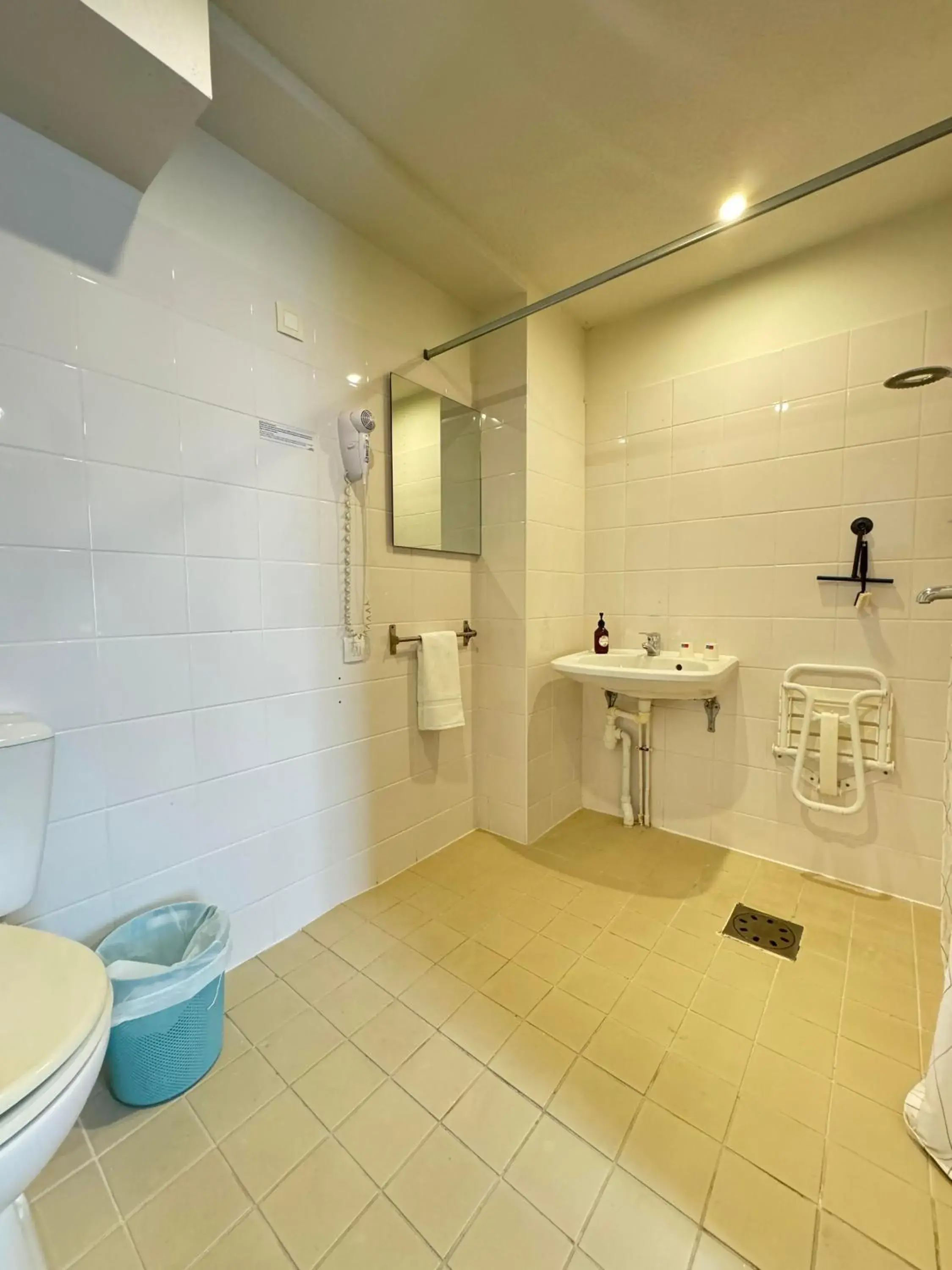 Shower in Couett'Hôtel Brest Port de plaisance, Les pieds dans l'eau Shower in Couett'Hôtel Brest Port de plaisance, Les pieds dans l'eau