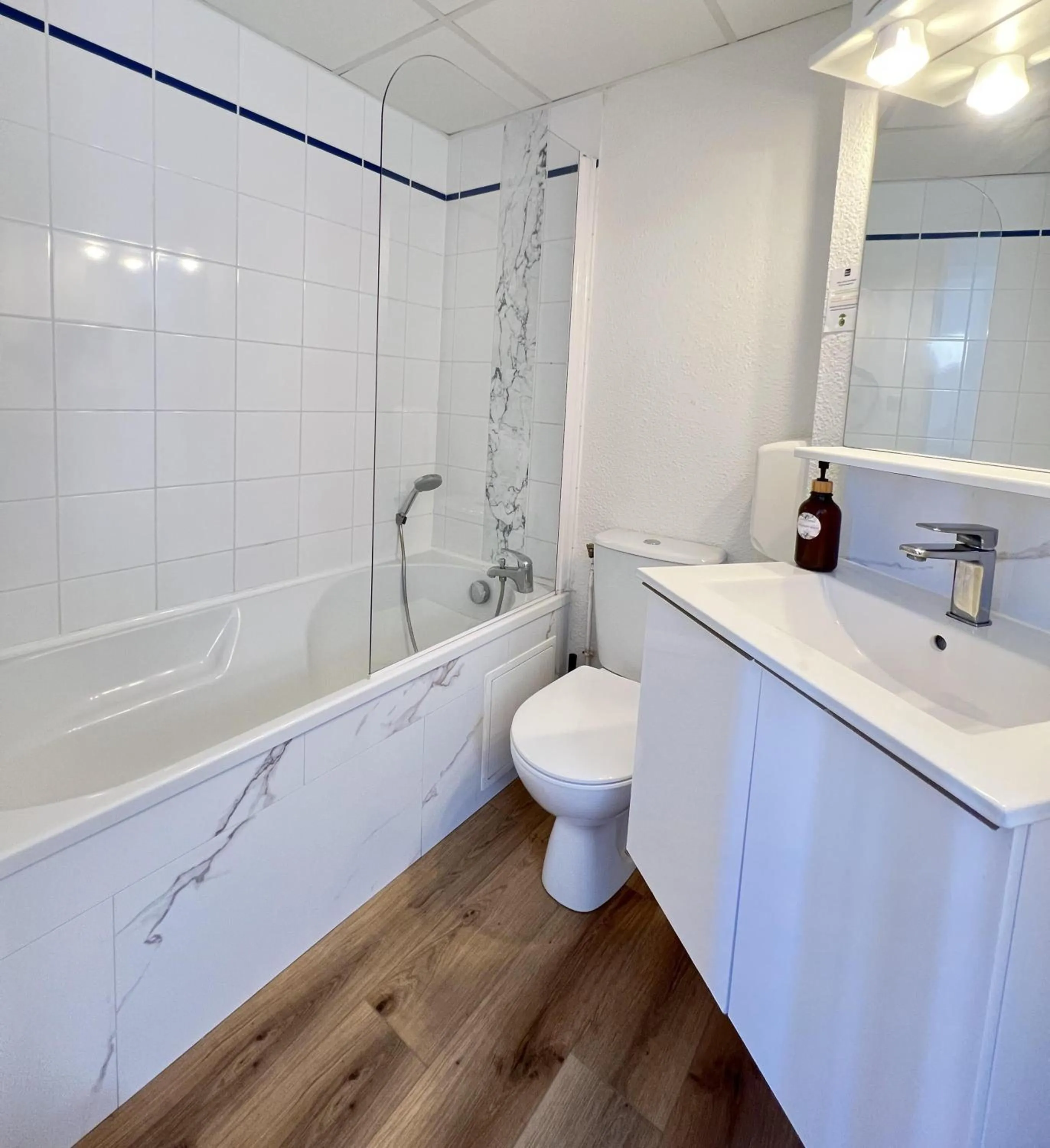 Bathroom in Couett'Hôtel Brest Port de plaisance, Les pieds dans l'eau